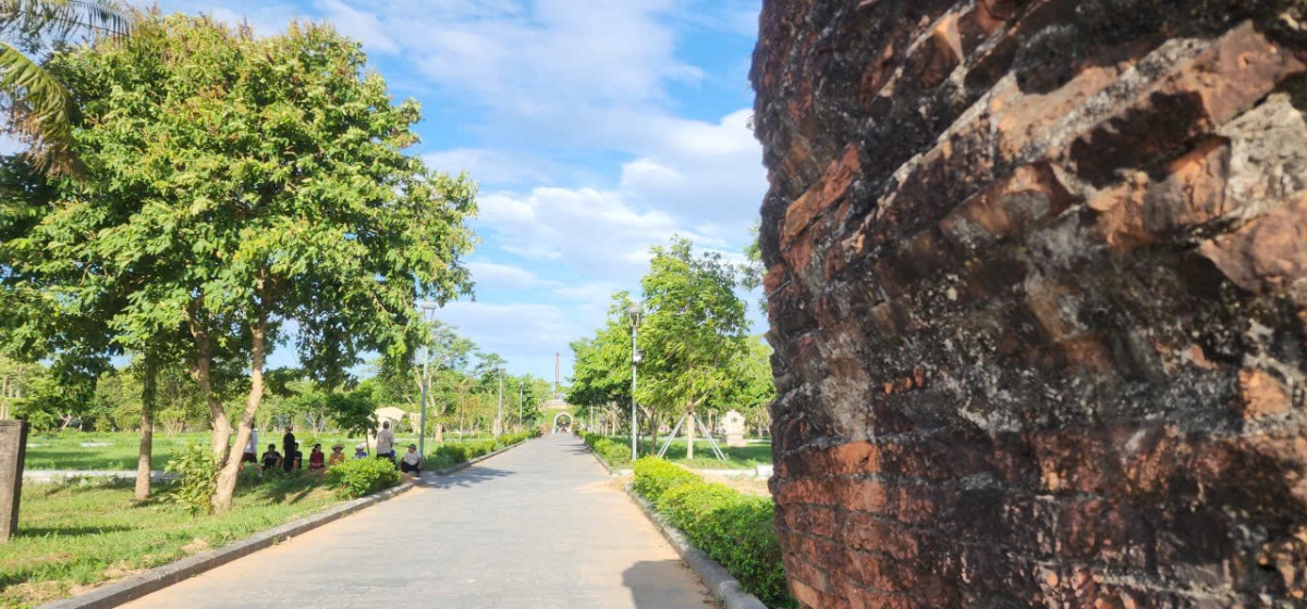 Thành cổ Quảng Trị là địa chỉ đỏ giáo dục truyền thống cách mạng và là điểm đến tâm linh, tri ân các anh hùng liệt sĩ... Thành cổ Quảng Trị là địa chỉ đỏ giáo dục truyền thống cách mạng và là điểm đến tâm linh, tri ân các anh hùng liệt sĩ...