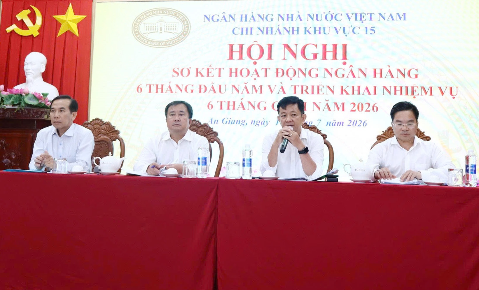 Ông Trần Văn Phước và Ban lãnh đạo điều hành Sơ kết 6 tháng của hệ thống ngân hàng An Giang và Cà Mau Ông Trần Văn Phước và Ban lãnh đạo điều hành Sơ kết 6 tháng của hệ thống ngân hàng An Giang và Cà Mau