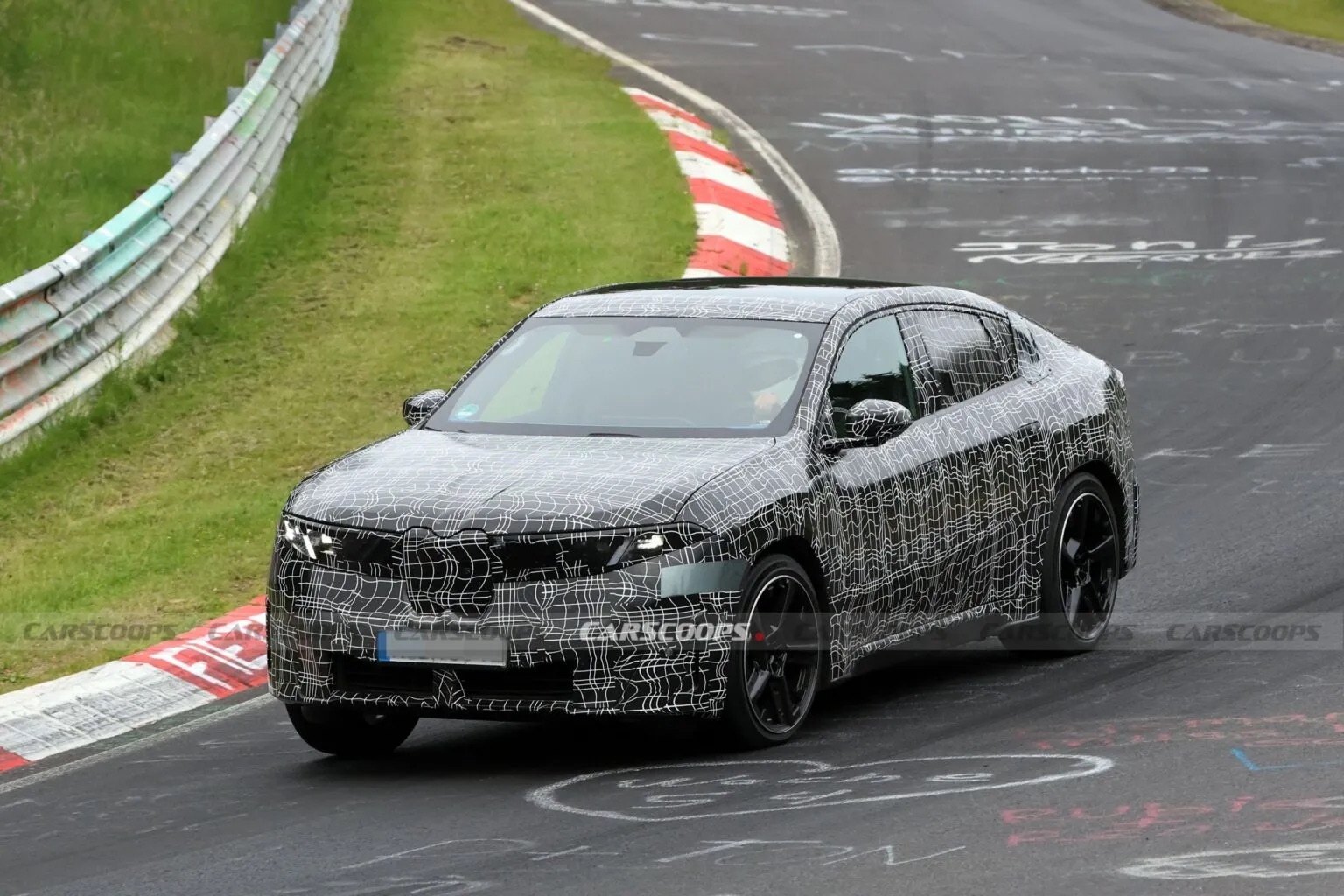 BMW X4 bản điện đời mới lộ diện BMW X4 bản điện đời mới lộ diện: Thay đổi lớn từ ngoài vào trong, cánh gió tích hợp lần đầu xuất hiện, có thể ra mắt cuối năm 'đáp trả' Q5 Sportback - Ảnh 2.