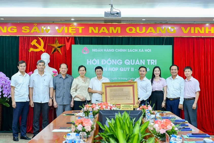Tại phiên họp, HĐQT NHCSXH tri ân và chia tay đồng chí Dương Quyết Thắng - nguyên Bí thư Đảng ủy, Ủy viên Hội đồng quản trị, Tổng Giám đốc NHCSXH nghỉ hưu theo chế độ