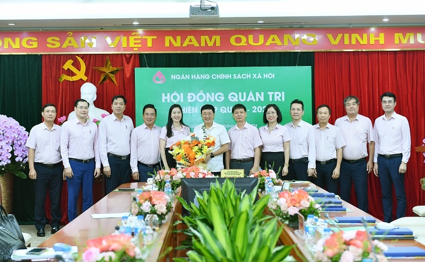 Ban Điều hành NHCSXH tặng hoa chia tay đồng chí Dương Quyết Thắng
