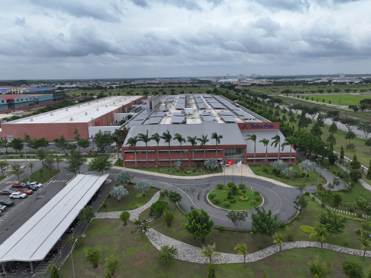 Nhà máy đáp ứng nhu cầu năng lượng được cung cấp từ nguồn tái tạo nhờ hệ thống pin năng lượng mặt trời hơn 5.900 m² được lắp đặt trên mái nhà máy Nhà máy đáp ứng nhu cầu năng lượng được cung cấp từ nguồn tái tạo nhờ hệ thống pin năng lượng mặt trời hơn 5.900 m² được lắp đặt trên mái nhà máy