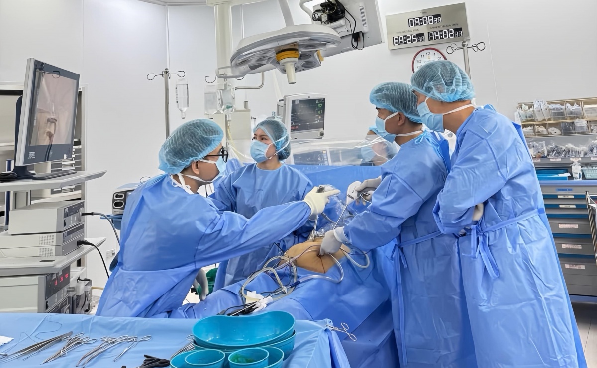 Vinmec Đà Nẵng mổ cấp cứu loại bỏ khối u buồng trứng khổng lồ cho bệnh nhân suy thận Vinmec Đà Nẵng mổ cấp cứu loại bỏ khối u buồng trứng khổng lồ cho bệnh nhân suy thận