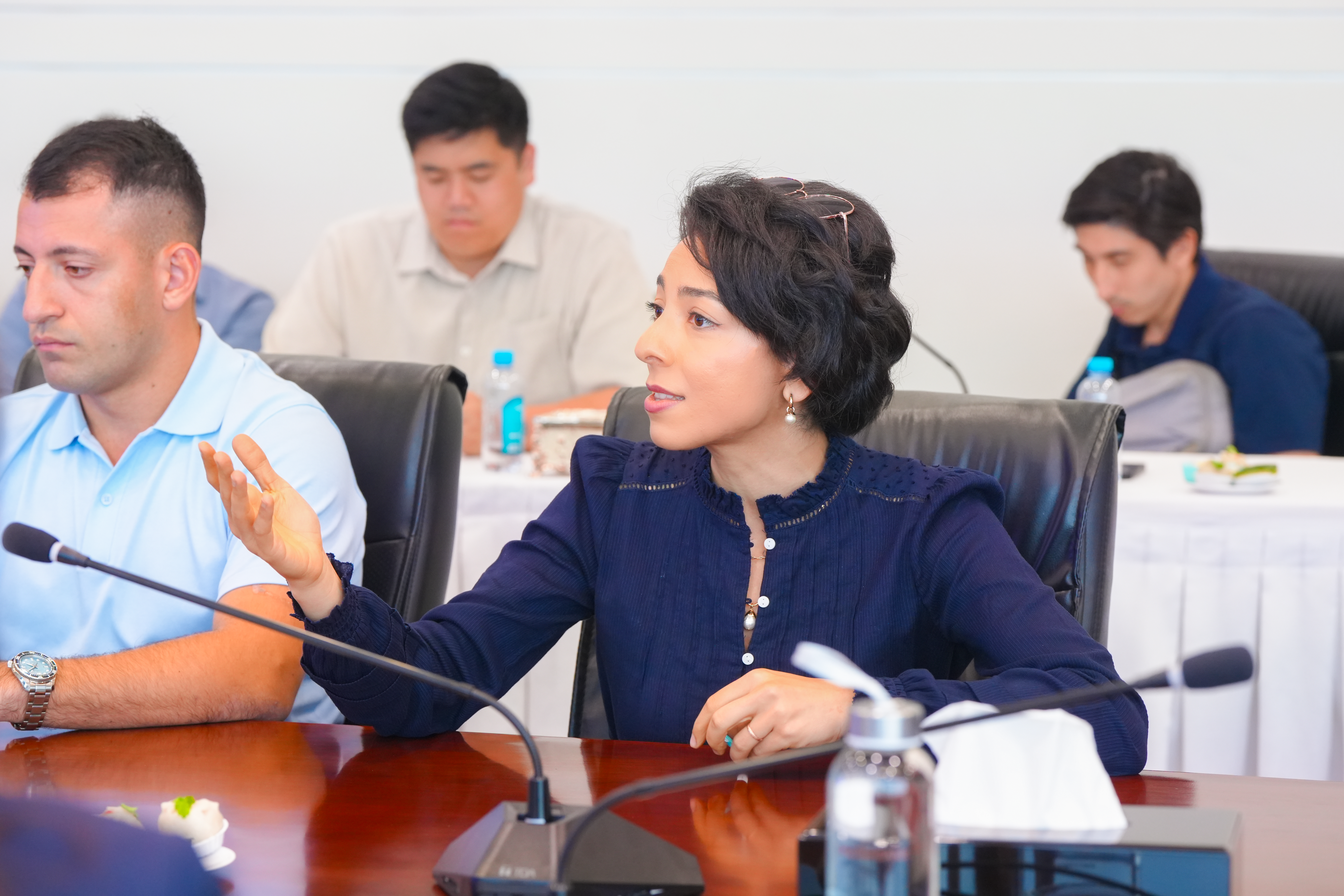 Sinh viên Trường Đại học Hawai’i (Mỹ) đặt câu hỏi tại buổi lễ Sinh viên Trường Đại học Hawai’i (Mỹ) đặt câu hỏi tại buổi lễ