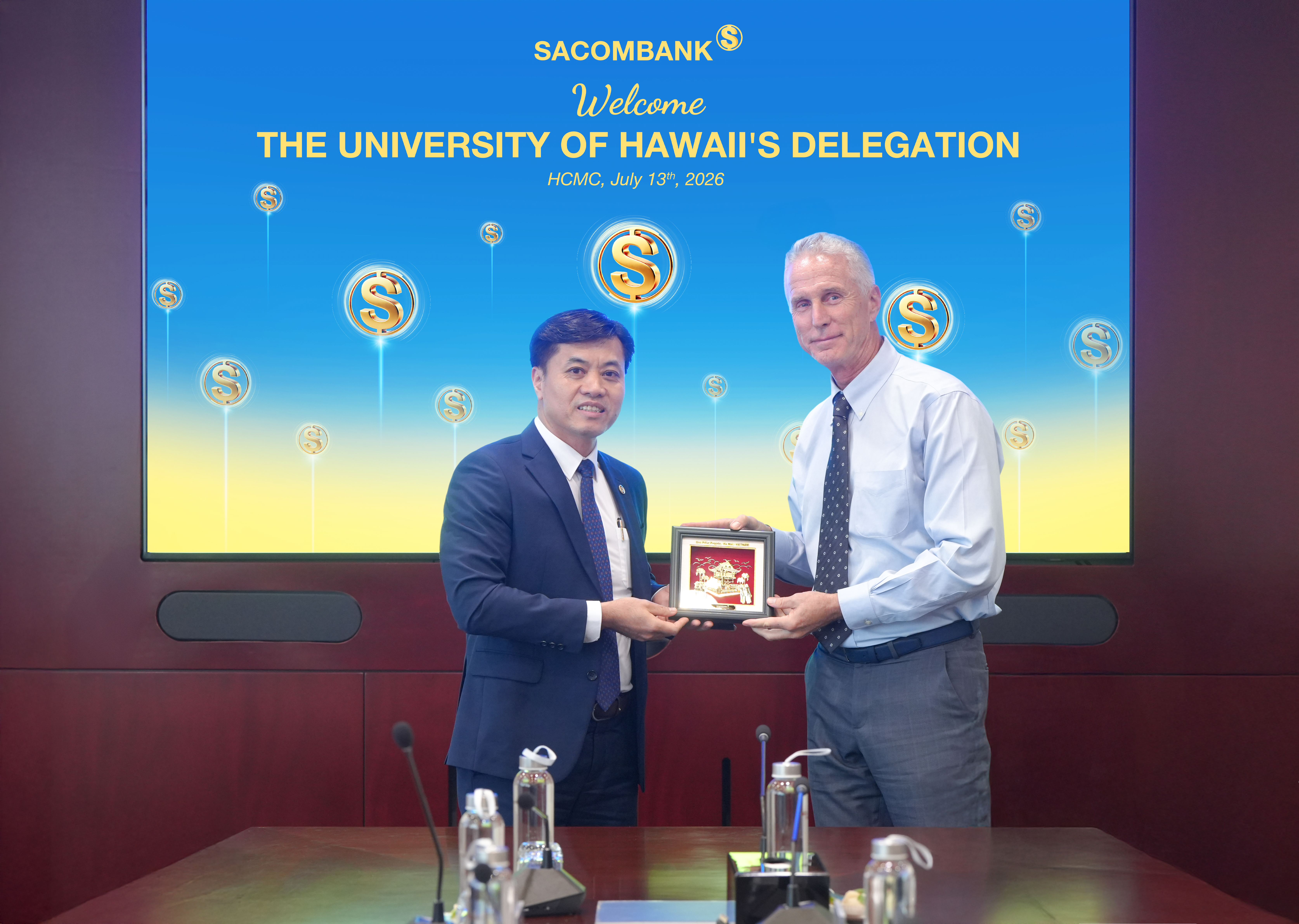 Ông Lê Đức Thịnh - Phó TGĐ SACOMBANK tặng quà lưu niệm đến ông Benjamin Bystrom - Giám đốc Chương trình Asian Field Study Ông Lê Đức Thịnh - Phó TGĐ SACOMBANK tặng quà lưu niệm đến ông Benjamin Bystrom - Giám đốc Chương trình Asian Field Study