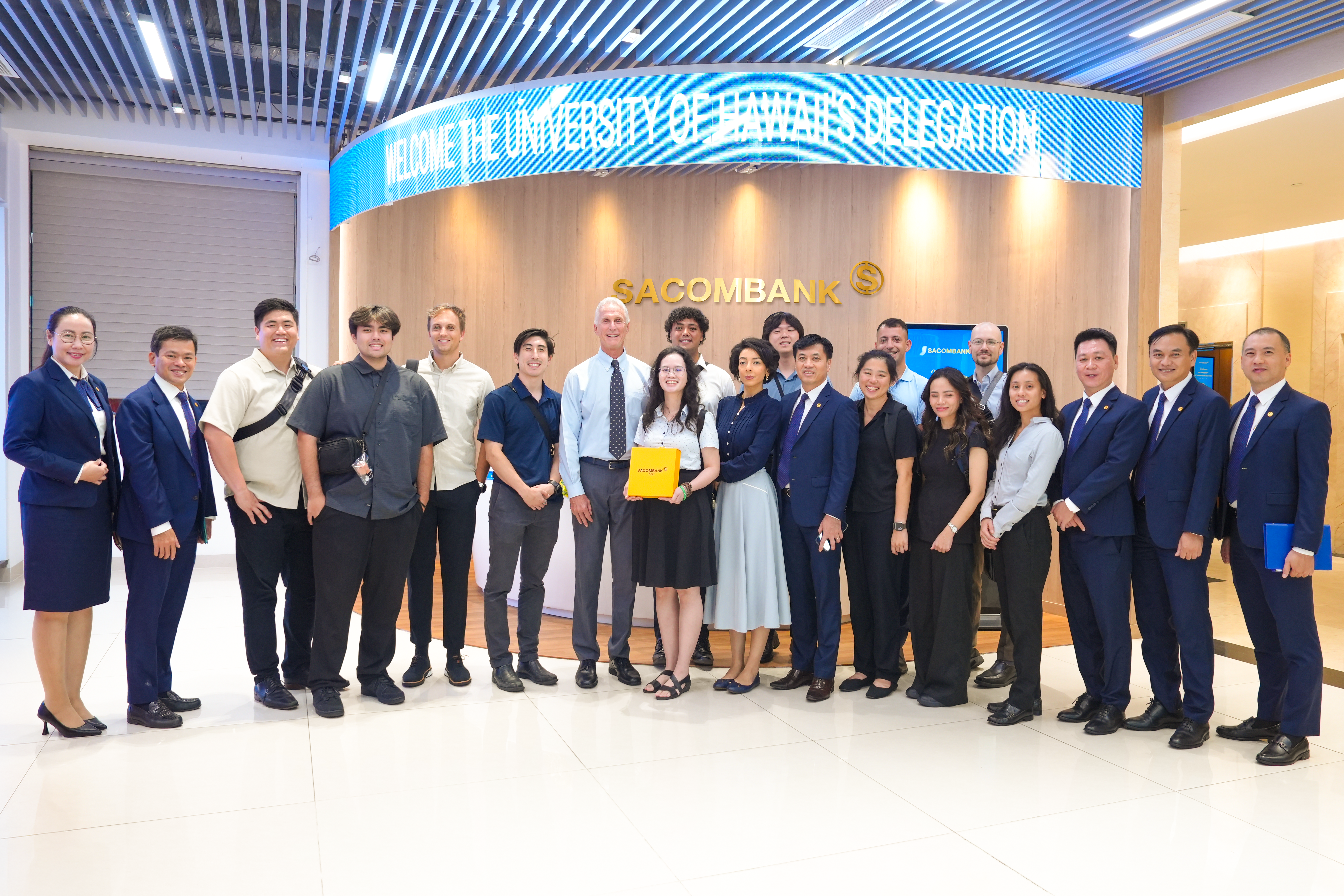 Đại diện Ban lãnh đạo SACOMBANK chụp hình lưu niệm cùng đoàn Trường Đại học Hawai’i Đại diện Ban lãnh đạo SACOMBANK chụp hình lưu niệm cùng đoàn Trường Đại học Hawai’i