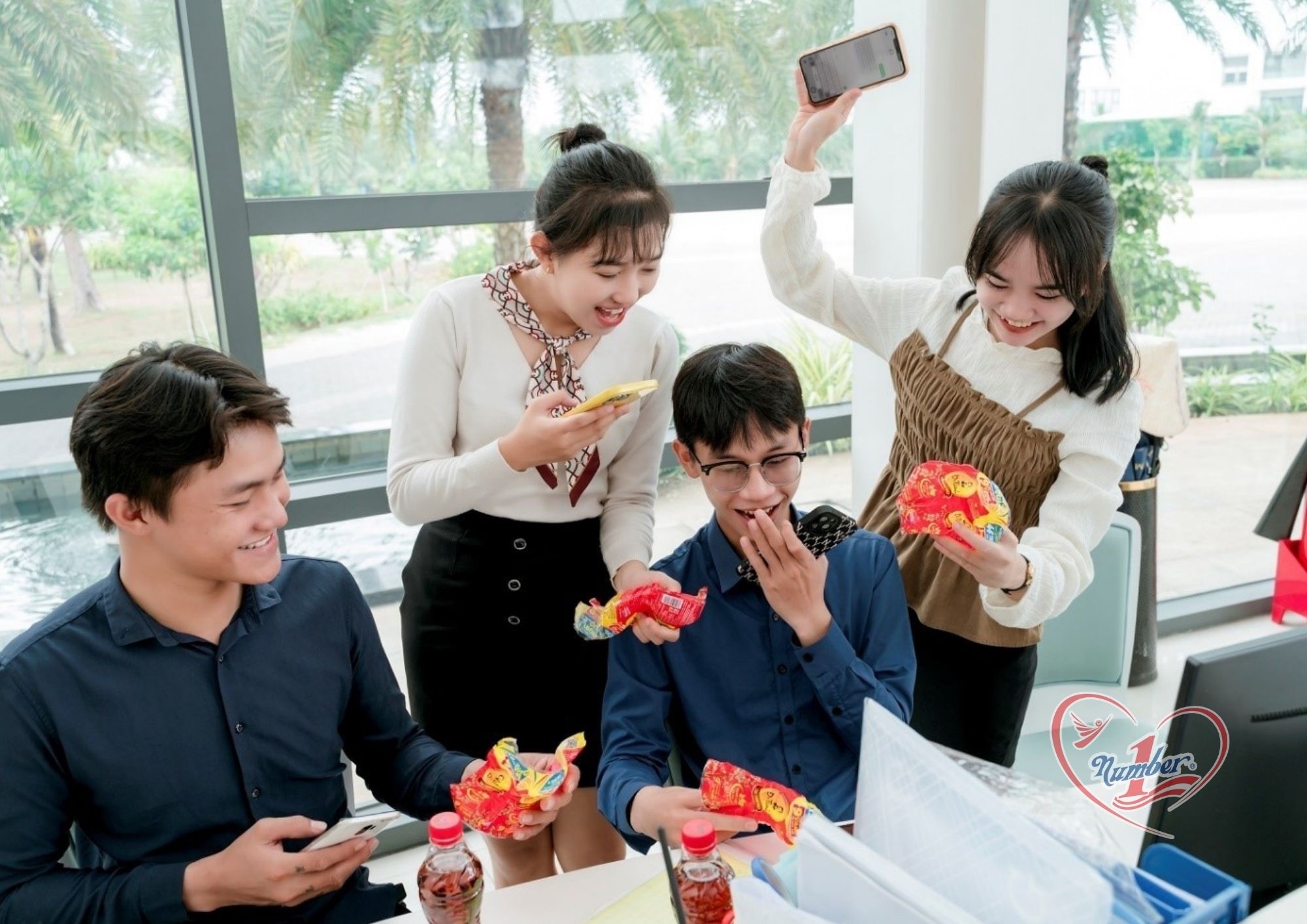 3/ Vừa thanh nhiệt cơ thể để tươi tắn mỗi ngày với Trà Dr Thanh, vừa xé nhãn tham gia chương trình “Xé ngay trúng liền” để có cơ hội trúng hàng trăm ngàn giải thưởng giá trị.
