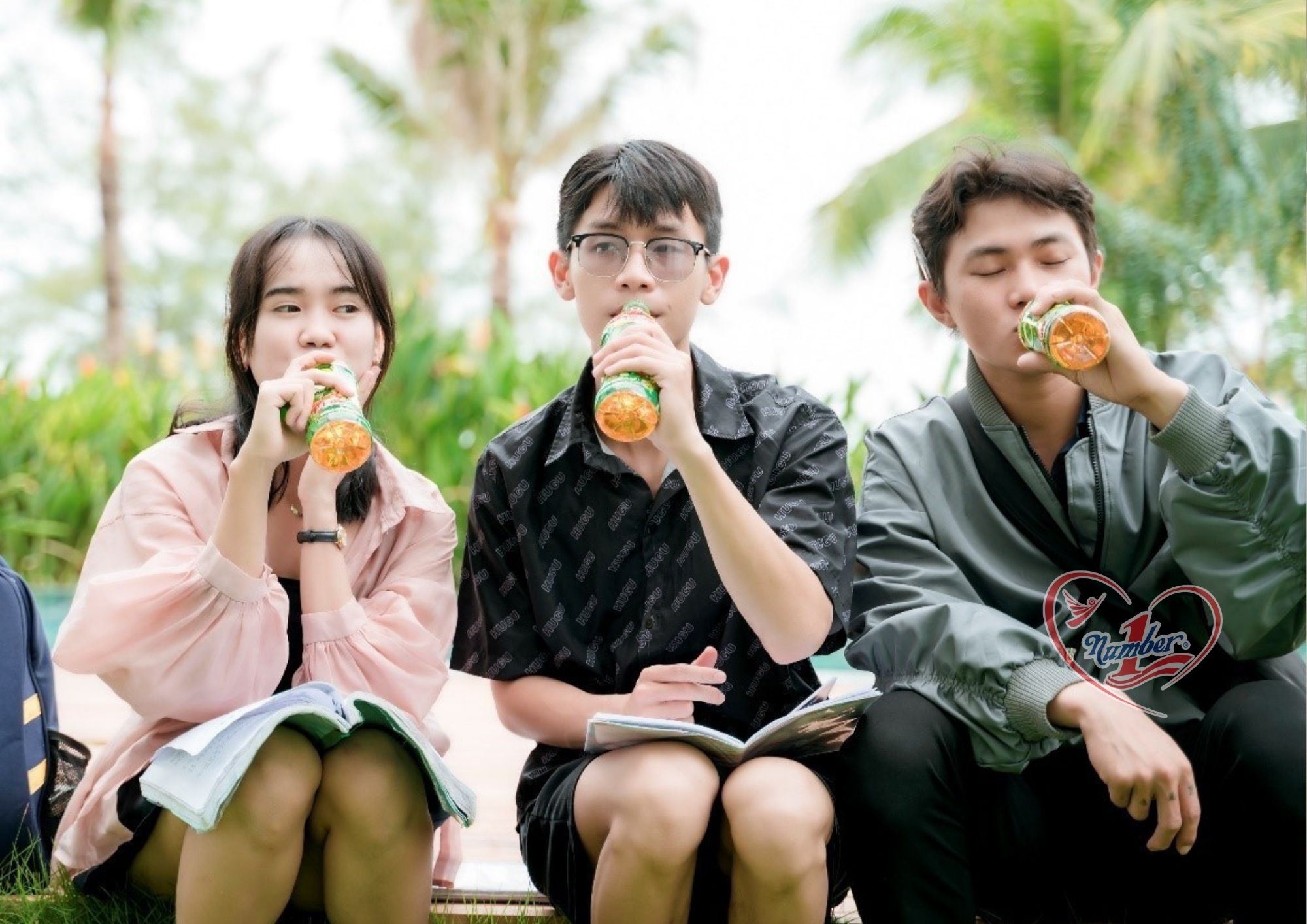 3/ Chương trình “Xé ngay trúng liền” thu hút đông đảo người trẻ, học sinh, sinh viên tham gia mỗi ngày.