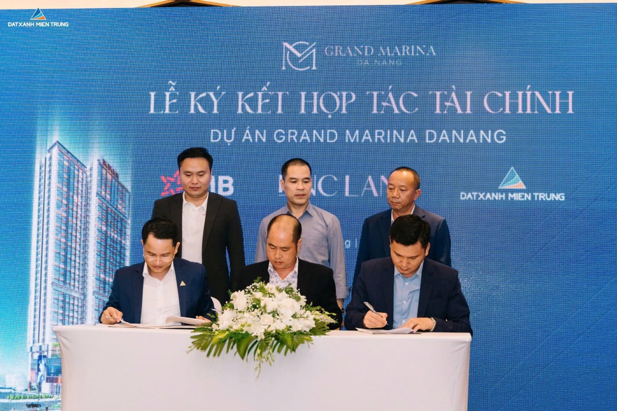 Đại diện Công ty CP BNC Land và Đất Xanh Miền Trung thực hiện nghi thức ký kết hợp tác.