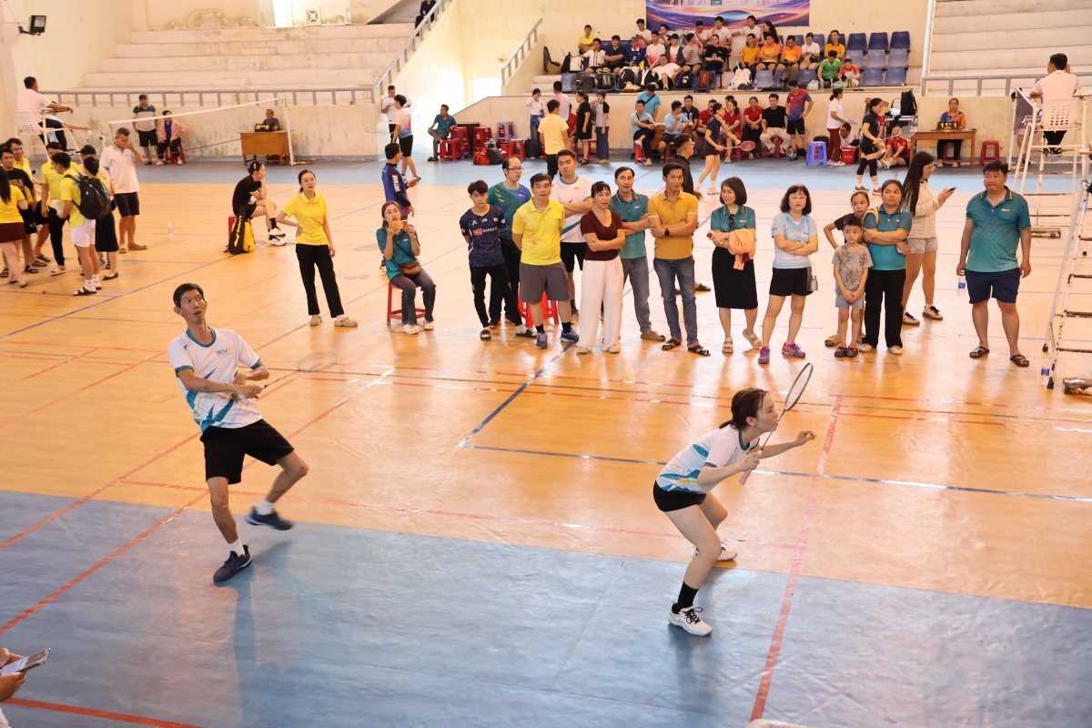 quy tụ 18 đơn vị với 429 vận động viên tham gia tranh tài ở 5 môn thi đấu, gồm: pickleball, bóng bàn, cầu lông, bóng chuyền hơi nữ và kéo co. quy tụ 18 đơn vị với 429 vận động viên tham gia tranh tài ở 5 môn thi đấu, gồm: pickleball, bóng bàn, cầu lông, bóng chuyền hơi nữ và kéo co.