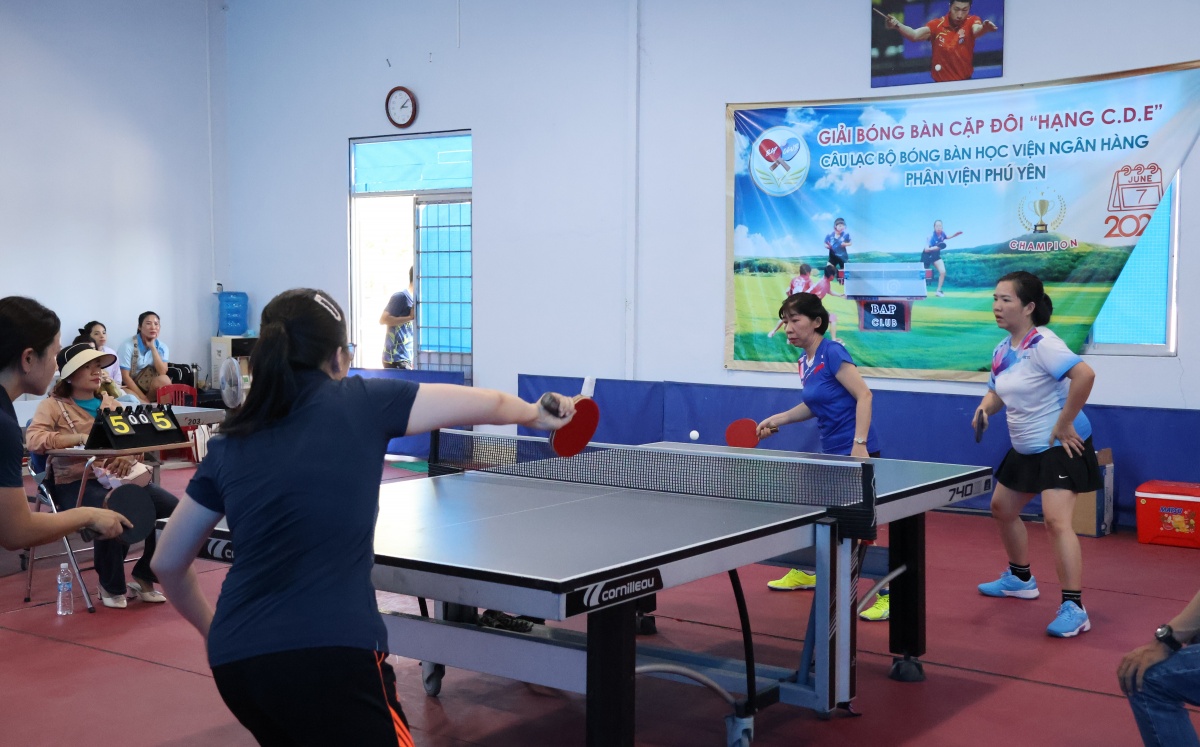 Thi đấu môn bóng bàn giữa các nữ vận động viên. Thi đấu môn bóng bàn giữa các nữ vận động viên.