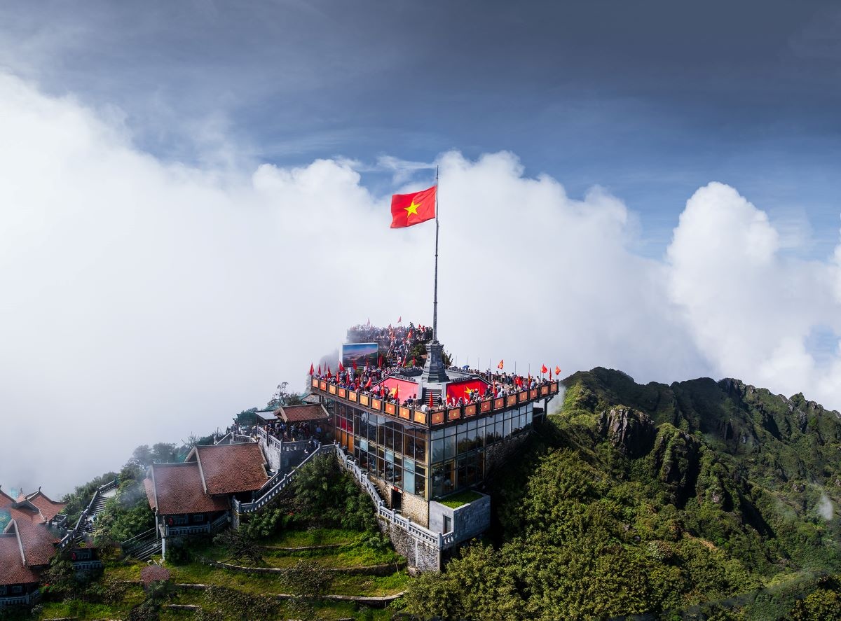 Quẩn thể tâm linh trên đỉnh Fansipan Quẩn thể tâm linh trên đỉnh Fansipan