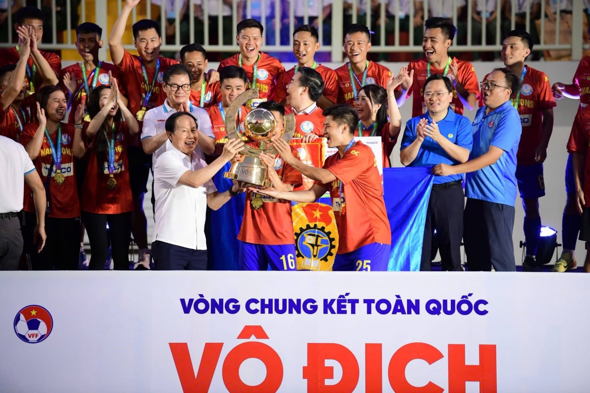 Phó Thủ tướng Lê Tiến Châu trao Cúp vô địch cho đội bóng Công đoàn Ngân hàng Việt Nam