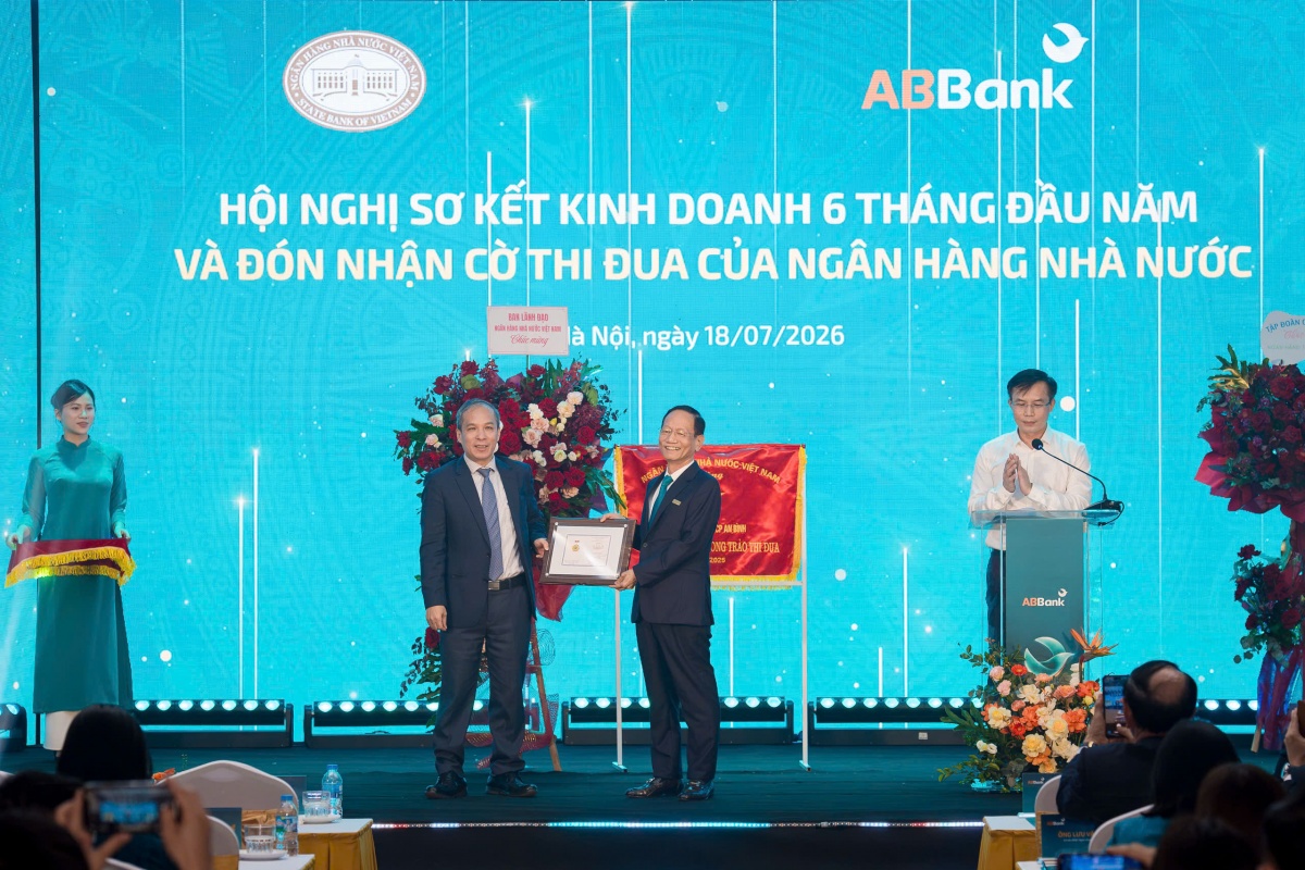 ABBank nhận Cờ thi đua của NHNN, ghi nhận nỗ lực đổi mới và phát triển bền vững