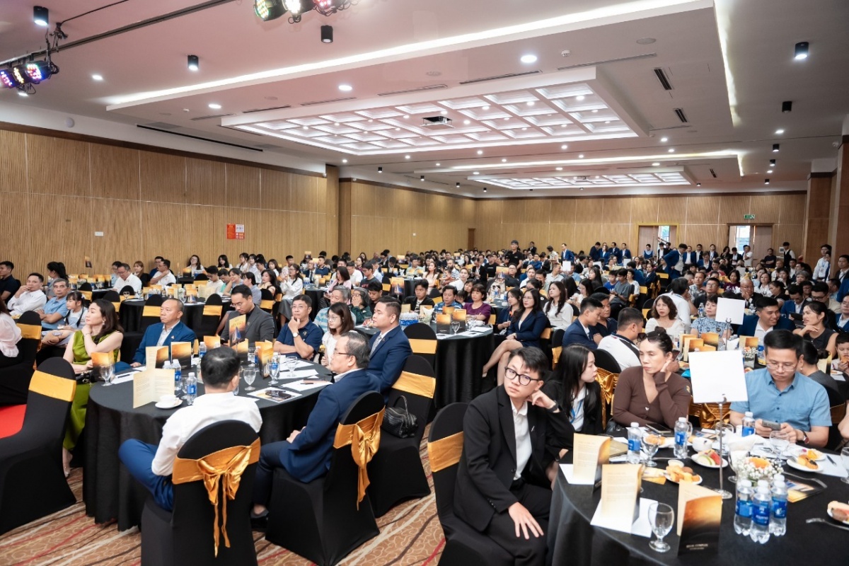 400 căn hộ ngay trong sự kiện mở bán, dự án khu phức hợp Regal Complex do Regal Group (Mã CK: RGG) làm chủ đầu tư đã phát đi một tín hiệu thanh khoản đầy ấn tượng. 400 căn hộ ngay trong sự kiện mở bán, dự án khu phức hợp Regal Complex do Regal Group (Mã CK: RGG) làm chủ đầu tư đã phát đi một tín hiệu thanh khoản đầy ấn tượng.