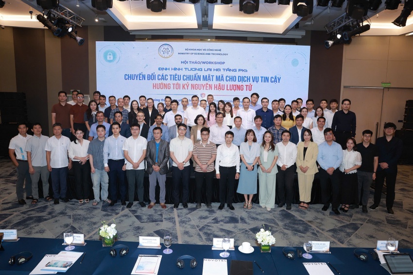 Các vị đại biểu chụp ảnh lưu niệm tại Hội thảo Các vị đại biểu chụp ảnh lưu niệm tại Hội thảo