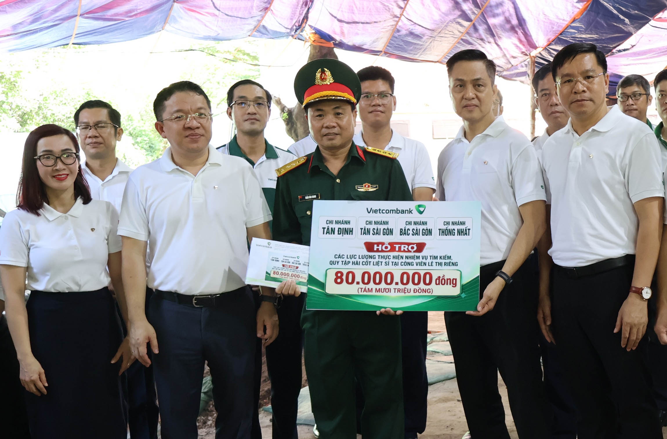 Vietcombank dâng hương tưởng niệm Anh hùng Liệt sĩ tại Công viên Lê Thị Riêng