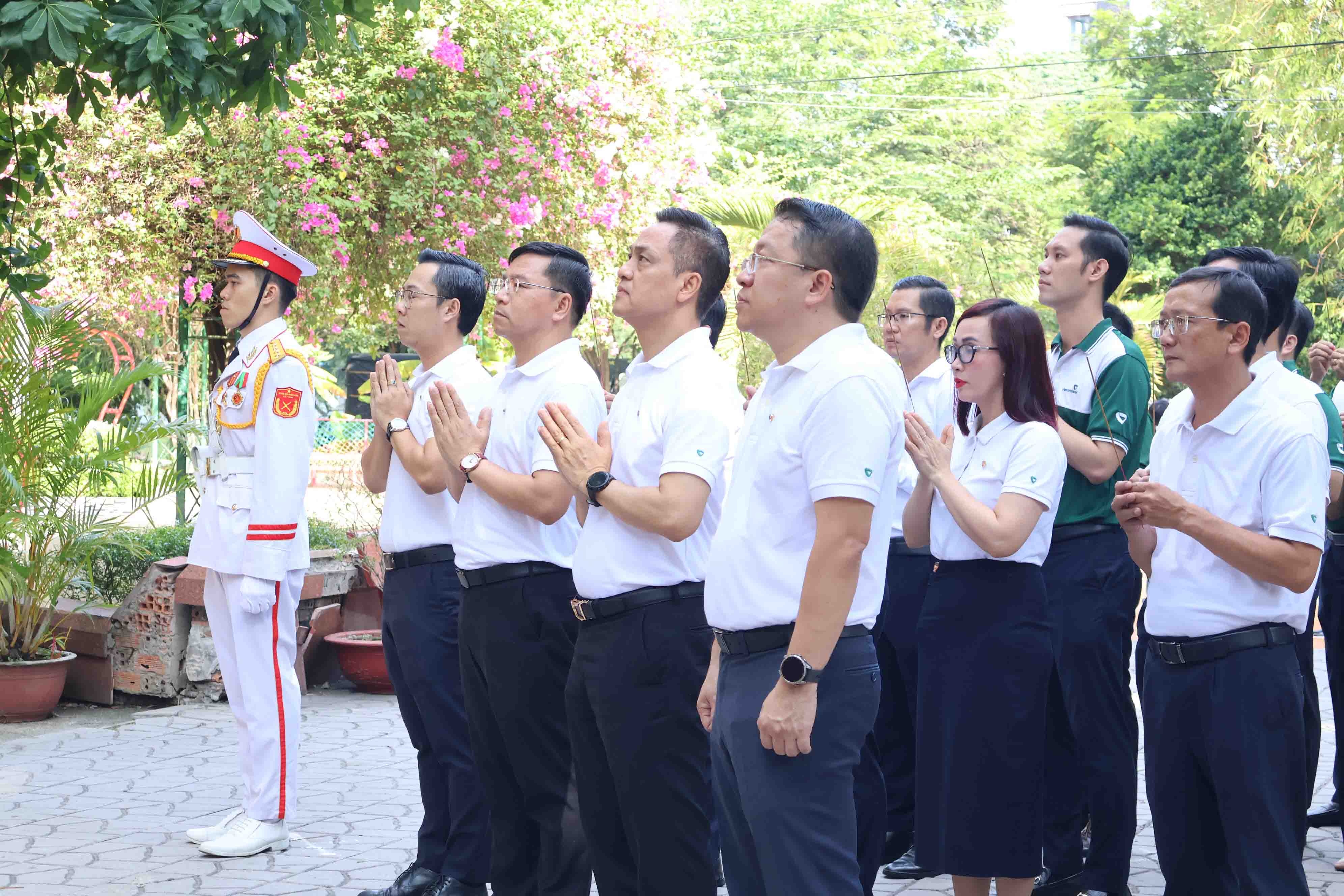 Vietcombank dâng hương tưởng niệm Anh hùng Liệt sĩ tại Công viên Lê Thị Riêng