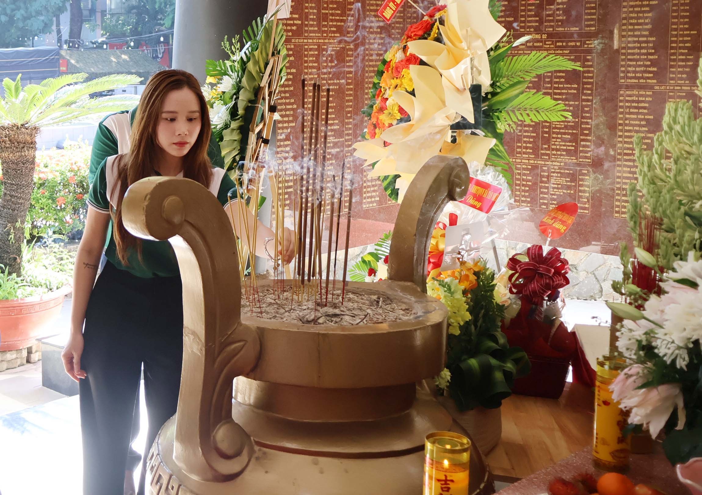Vietcombank dâng hương tưởng niệm Anh hùng Liệt sĩ tại Công viên Lê Thị Riêng