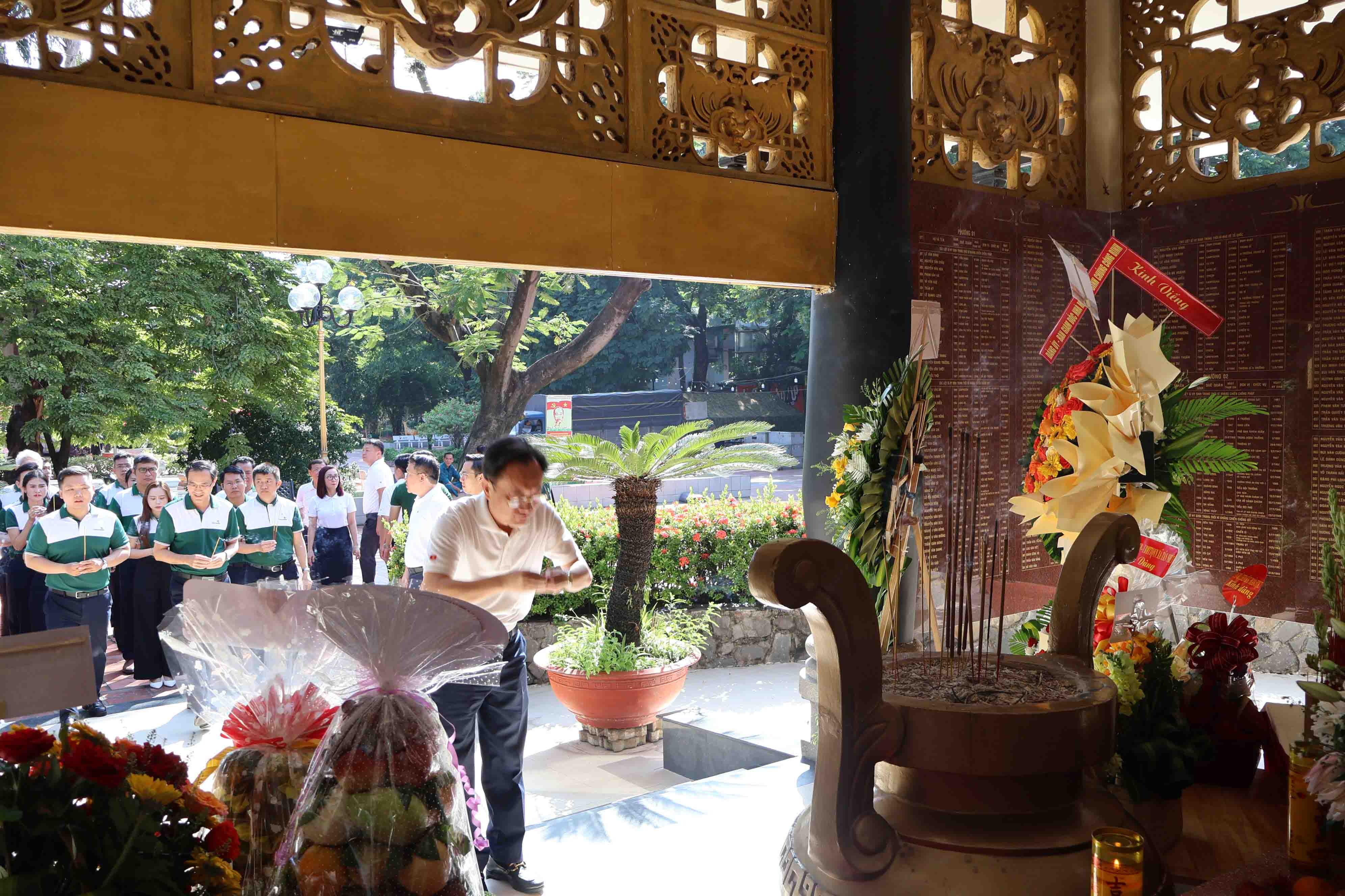 Vietcombank dâng hương tưởng niệm Anh hùng Liệt sĩ tại Công viên Lê Thị Riêng