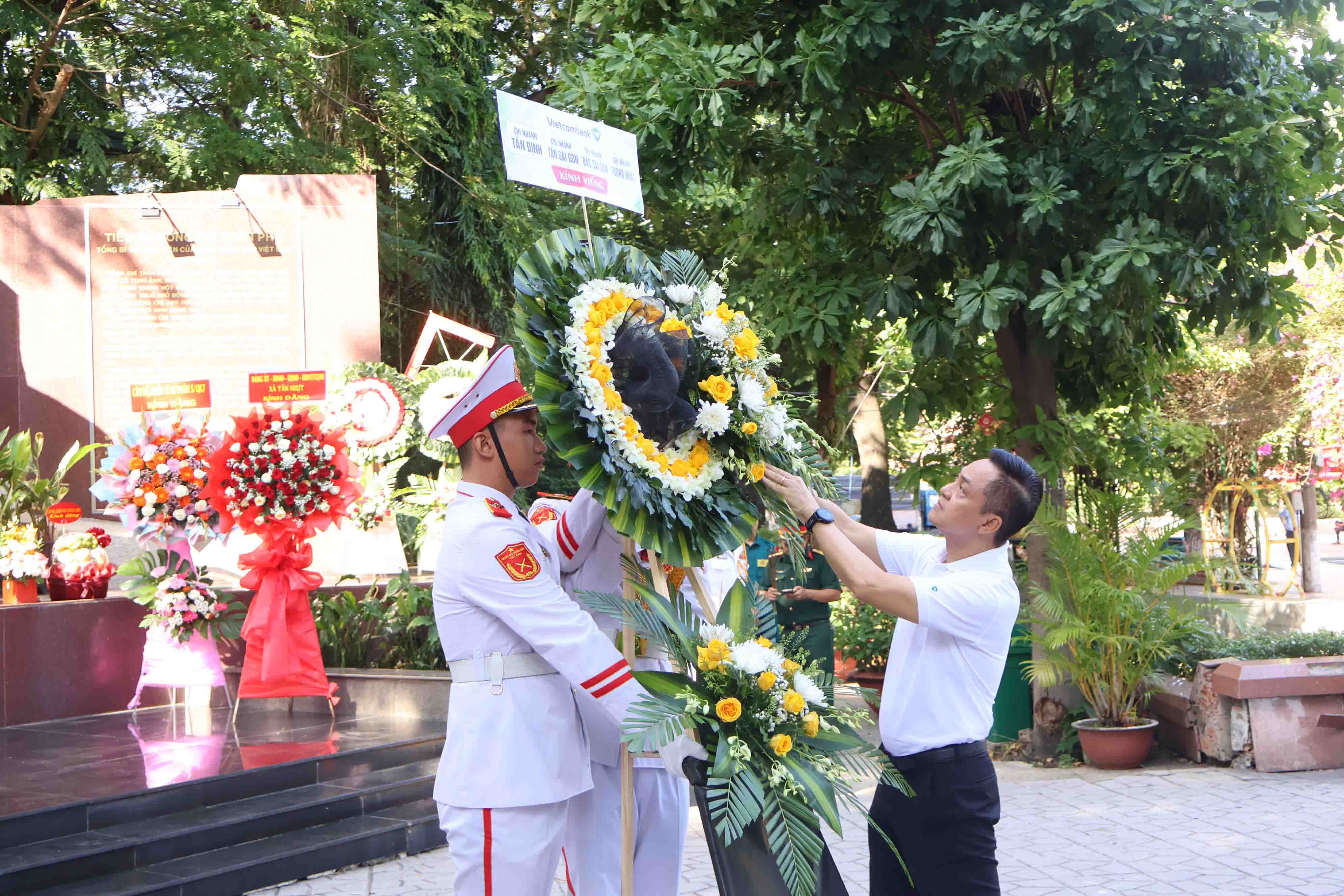 Vietcombank dâng hương tưởng niệm Anh hùng Liệt sĩ tại Công viên Lê Thị Riêng