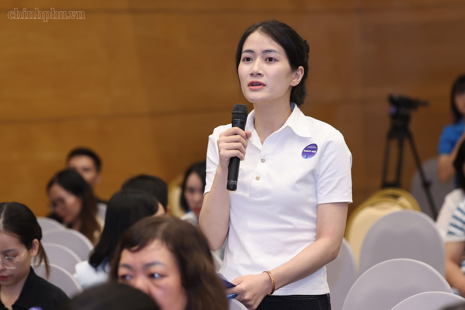 Người kinh doanh đặt câu hỏi với các đại biểu - Ảnh: VGP/Nhật Bắc Người kinh doanh đặt câu hỏi với các đại biểu - Ảnh: VGP/Nhật Bắc
