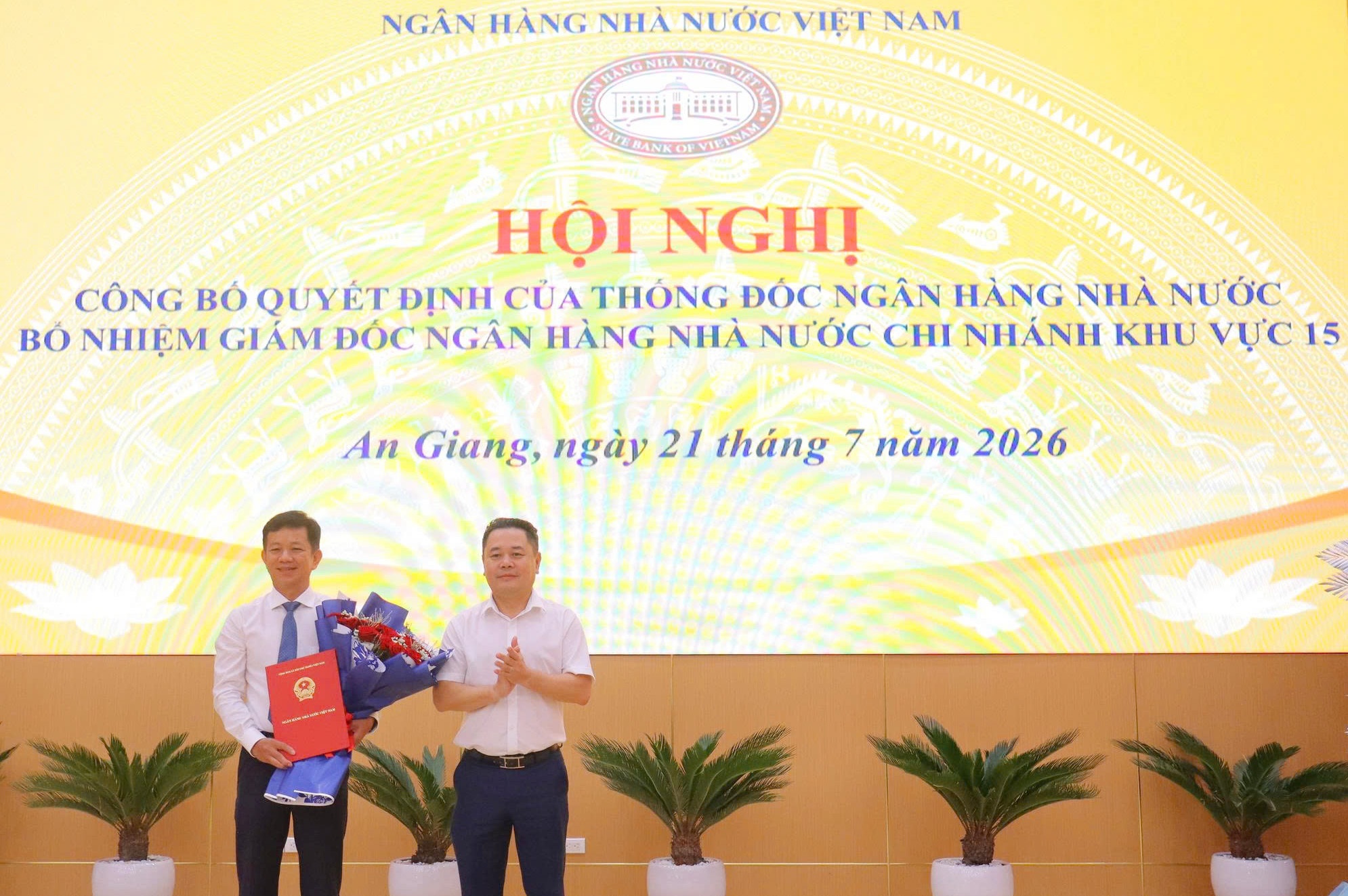 Phó thống đốc Nguyễn Ngọc Cảnh trao Quyết định Giám đốc cho ông Trần Văn Phước Phó thống đốc Nguyễn Ngọc Cảnh trao Quyết định Giám đốc cho ông Trần Văn Phước