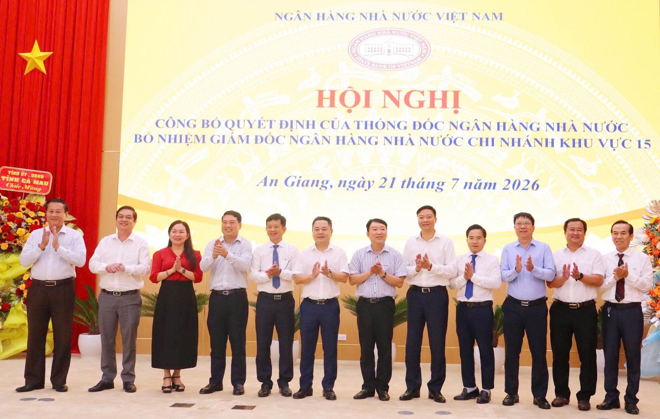 Tham dự Hội nghị có đồng chí Nguyễn Ngọc Cảnh - Ủy viên Ban Thường vụ Đảng ủy, Phó Thống đốc Ngân hàng Nhà nước Việt Nam; đại diện lãnh đạo hai tỉnh An Giang và Cà Mau; một số tổ chức tín dụng trên địa bàn và toàn thể công chức, người lao động NHNN chi nhánh Khu vực 15. Tại Hội nghị, đồng chí Đỗ Trọng Toàn, Phó Vụ trưởng Vụ Tổ chức cán bộ đã công bố Quyết định của Thống đốc Ngân hàng Nhà nước về việc bổ nhiệm đồng chí Trần Văn Phước, Quyền Giám đốc NHNN chi nhánh Khu vực 15 giữ chức vụ Giám đốc NHNN chi nhánh Khu vực 15 kể từ ngày 15/7/2026. Tham dự Hội nghị có đồng chí Nguyễn Ngọc Cảnh - Ủy viên Ban Thường vụ Đảng ủy, Phó Thống đốc Ngân hàng Nhà nước Việt Nam; đại diện lãnh đạo hai tỉnh An Giang và Cà Mau; một số tổ chức tín dụng trên địa bàn và toàn thể công chức, người lao động NHNN chi nhánh Khu vực 15. Tại Hội nghị, đồng chí Đỗ Trọng Toàn, Phó Vụ trưởng Vụ Tổ chức cán bộ đã công bố Quyết định của Thống đốc Ngân hàng Nhà nước về việc bổ nhiệm đồng chí Trần Văn Phước, Quyền Giám đốc NHNN chi nhánh Khu vực 15 giữ chức vụ Giám đốc NHNN chi nhánh Khu vực 15 kể từ ngày 15/7/2026.
