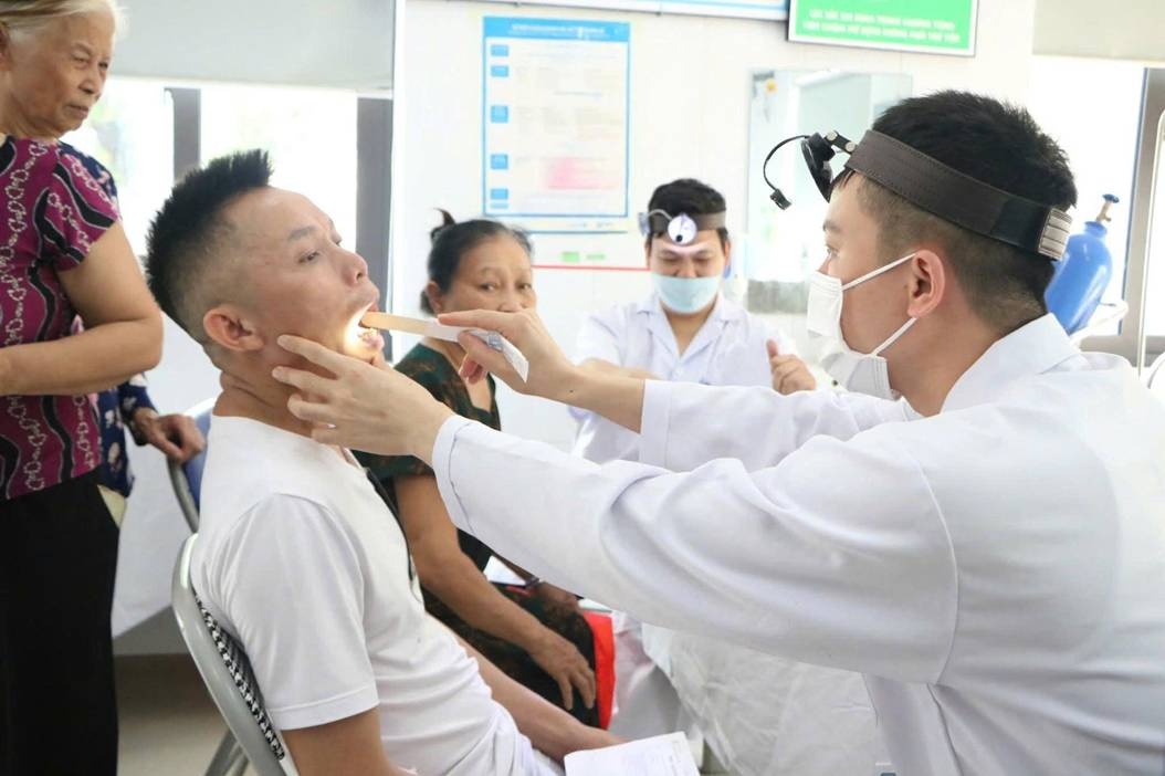 Đưa khám sức khỏe định kỳ đến mọi người dân Đưa khám sức khỏe định kỳ đến mọi người dân