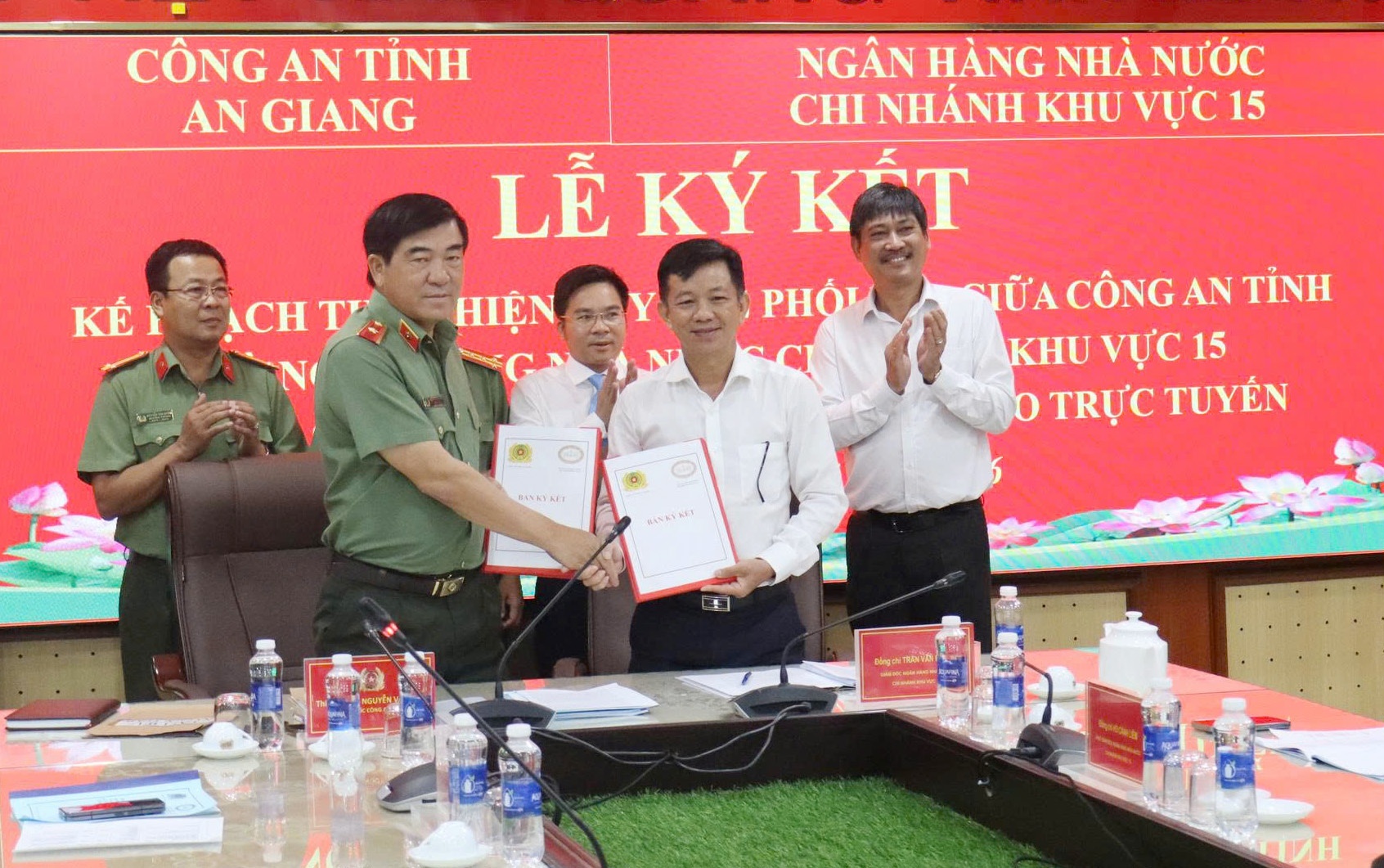 Công an An Giang và Ngân hàng Nhà nước khu vực ký kết phối hợp đảm bảo an toàn giao dịch tiền tệ Công an An Giang và Ngân hàng Nhà nước khu vực ký kết phối hợp đảm bảo an toàn giao dịch tiền tệ