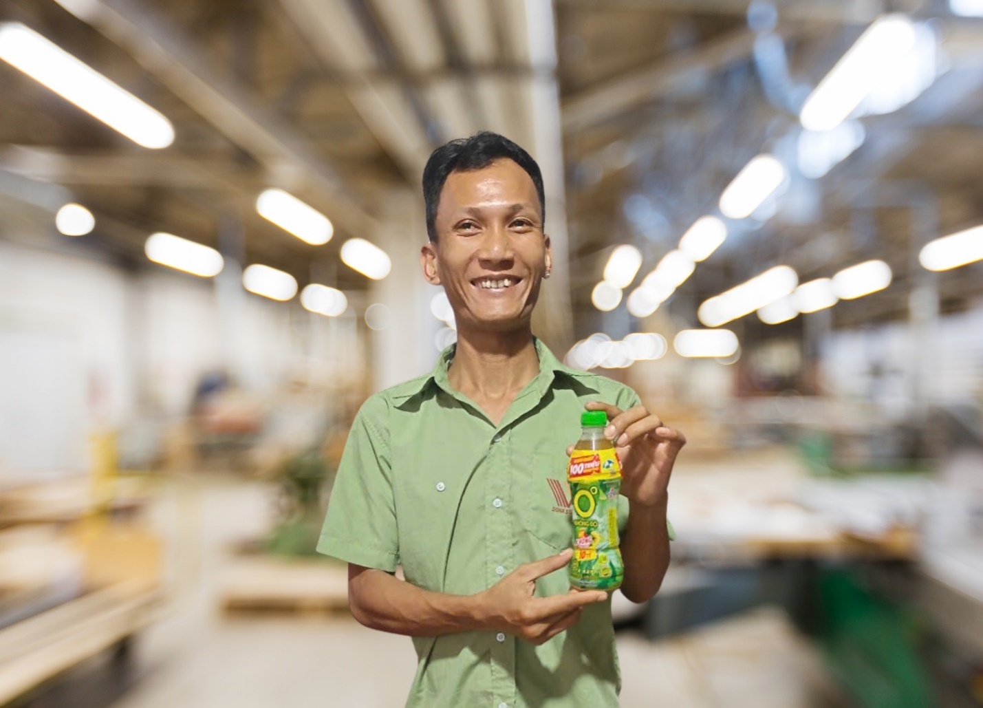 5/ Anh Nguyễn Xuân Trung, một công nhân tại Đồng Nai là một trong những khách hàng may mắn trúng Giải thưởng 100 triệu đồng nhờ uống Trà Xanh Không Độ trong hè 2025.