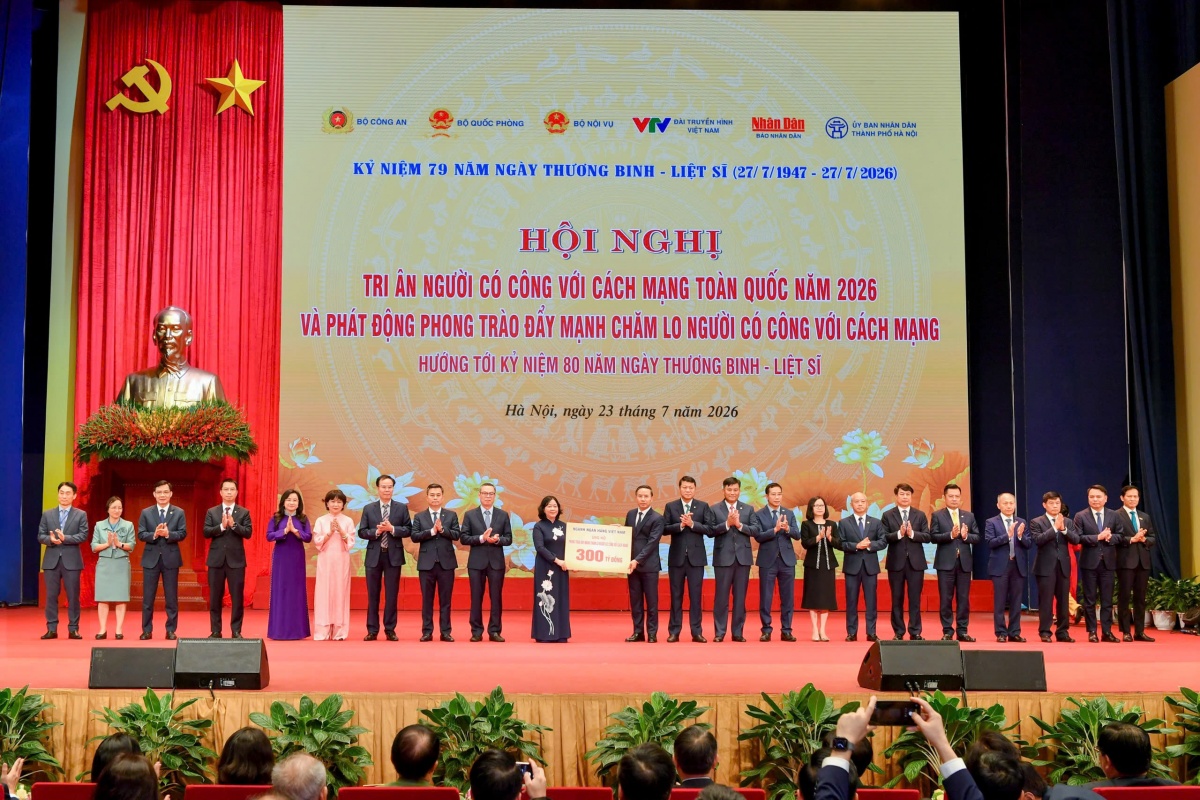 Thống đốc Phạm Đức Ấn cùng đại diện lãnh đạo các ngân hàng thương mại trao biển tượng trưng ủng hộ 300 tỷ đồng Thống đốc Phạm Đức Ấn cùng đại diện lãnh đạo các ngân hàng thương mại trao biển tượng trưng ủng hộ 300 tỷ đồng