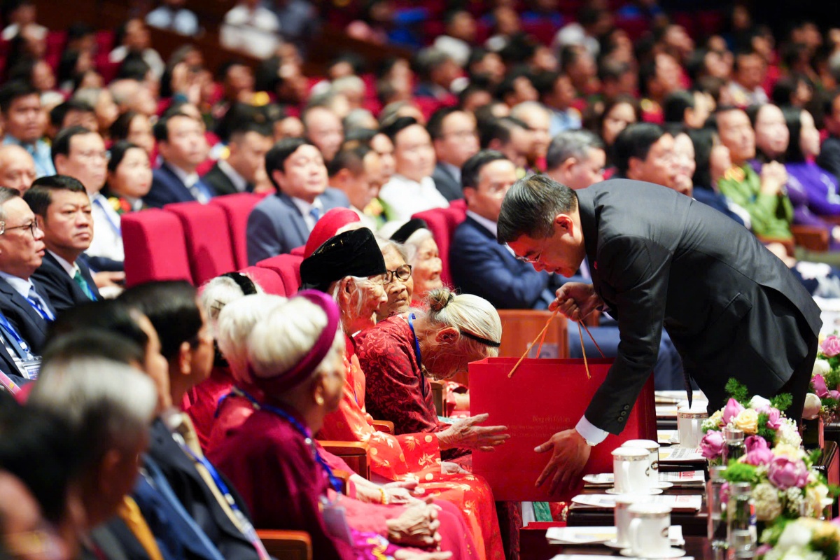 Thủ tướng Lê Minh Hưng tặng quà các Mẹ Việt Nam Anh hùng Thủ tướng Lê Minh Hưng tặng quà các Mẹ Việt Nam Anh hùng