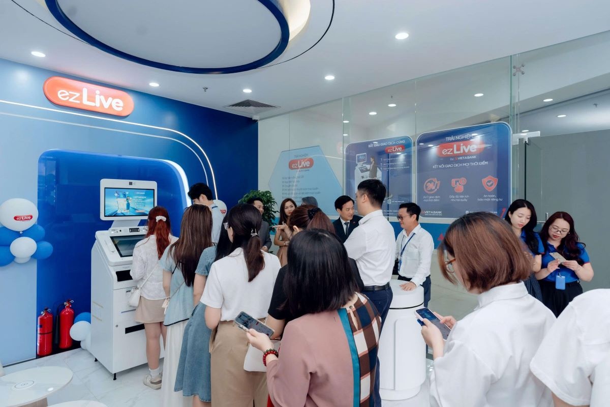 Khách hàng trải nghiệm tại phòng giao dịch tự động ezLive Khách hàng trải nghiệm tại phòng giao dịch tự động ezLive