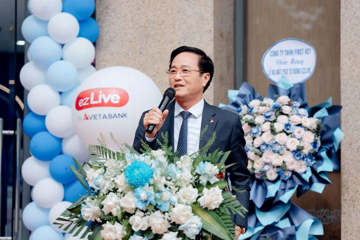 Khách hàng trải nghiệm tại phòng giao dịch tự động ezLive Khách hàng trải nghiệm tại phòng giao dịch tự động ezLive