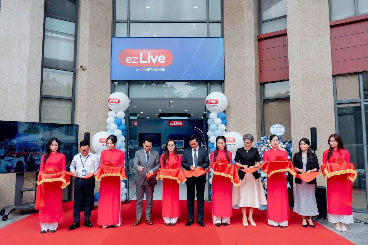 Lễ ra mắt ezLive đánh dấu cột mốc mới trên hành trình chuyển đổi số của VIETABANK Lễ ra mắt ezLive đánh dấu cột mốc mới trên hành trình chuyển đổi số của VIETABANK