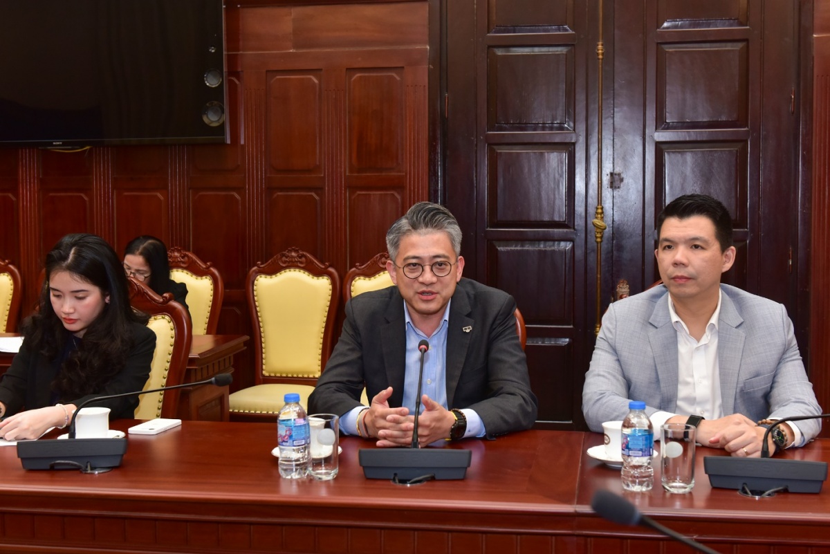 Ông Bing Li, Chủ tịch Bloomberg khu vực Châu Á – Thái Bình Dương phát biểu tại buổi làm việc Ông Bing Li, Chủ tịch Bloomberg khu vực Châu Á – Thái Bình Dương phát biểu tại buổi làm việc