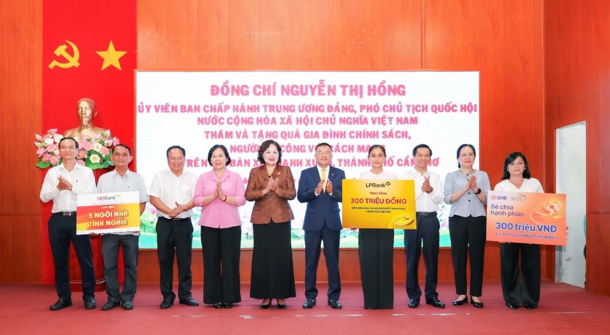 LPBank đóng góp 15 tỷ đồng, chung tay cùng ngành Ngân hàng chăm lo người có công với cách mạng LPBank đóng góp 15 tỷ đồng, chung tay cùng ngành Ngân hàng chăm lo người có công với cách mạng