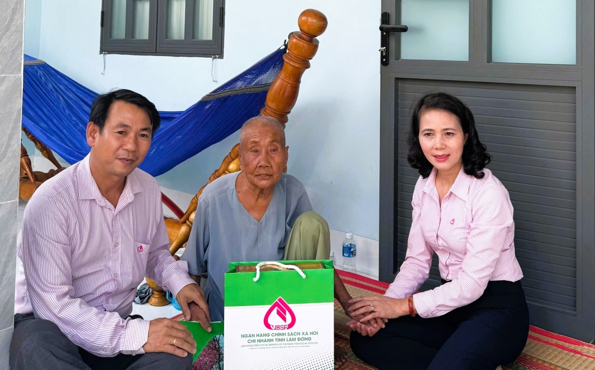 Bà Nguyễn Thị Ngọc Thu, Giám đốc NHCSXH chi nhánh tỉnh Lâm Đồng thăm, tặng quà tri ân Mẹ Việt Nam Anh hùng Lương Thị Con, phường Bình Thuận.