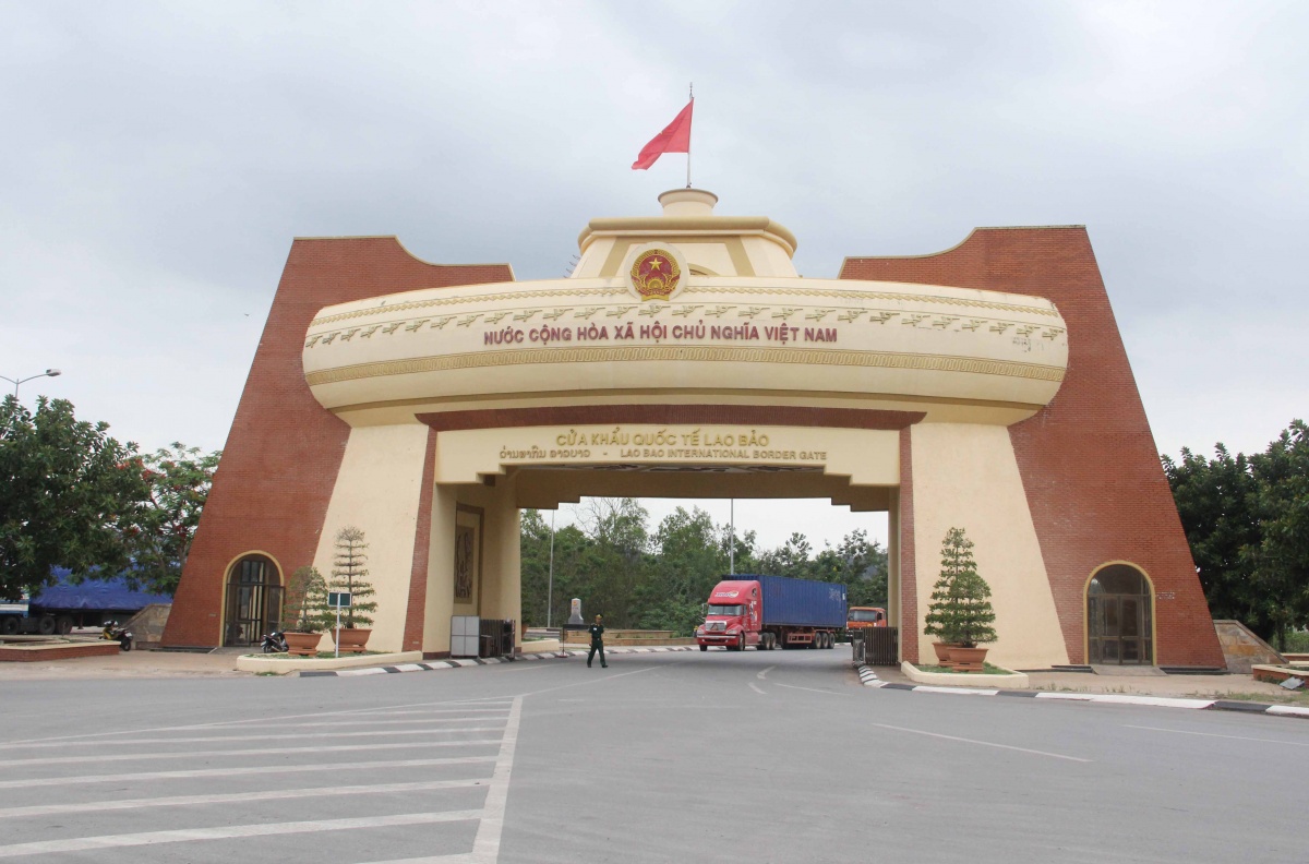 Cửa khẩu Lao Bảo nằm trên tuyến hàng lang kinh tế Đông - Tây.. Cửa khẩu Lao Bảo nằm trên tuyến hàng lang kinh tế Đông - Tây..
