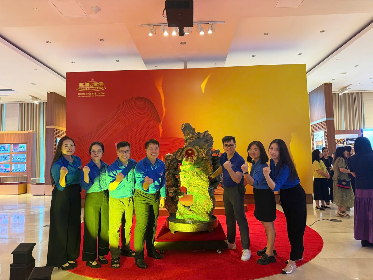 Đoàn viên, thanh niên tham quan Tòa nhà Quốc hội, tăng cường giáo dục truyền thống Đoàn viên, thanh niên tham quan Tòa nhà Quốc hội, tăng cường giáo dục truyền thống