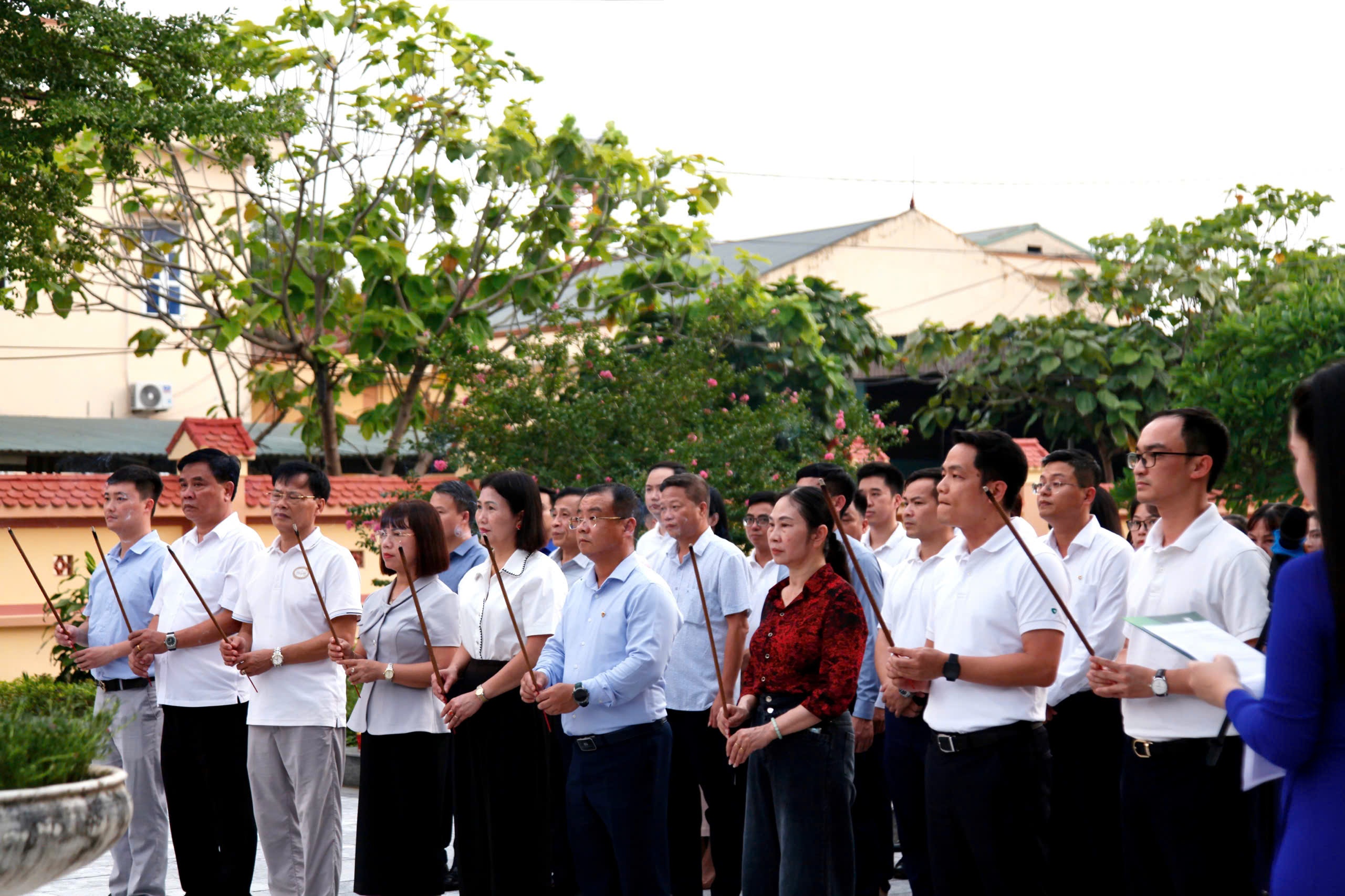 Ngân hàng Nhà nước Khu vực 4 tổ chức các hoạt động tri ân nhân dịp kỷ niệm 79 năm ngày Thương binh Liệt sĩ Ngân hàng Nhà nước Khu vực 4 tổ chức các hoạt động tri ân nhân dịp kỷ niệm 79 năm ngày Thương binh Liệt sĩ