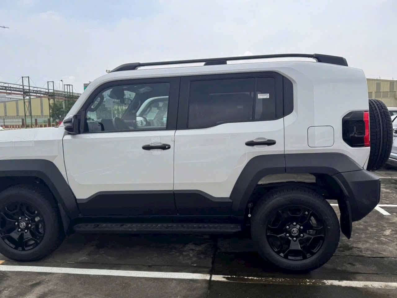 Toyota Land Cruiser FJ ra mắt Việt Nam tuần sau, giá dự kiến gần 1,2 tỷ đồng Đại lý báo Toyota Land Cruiser FJ ra mắt Việt Nam tuần sau: Giá dự kiến gần 1,2 tỷ đồng, máy 2.7L như Fortuner, có ADAS, nhập Thái - Ảnh 2.