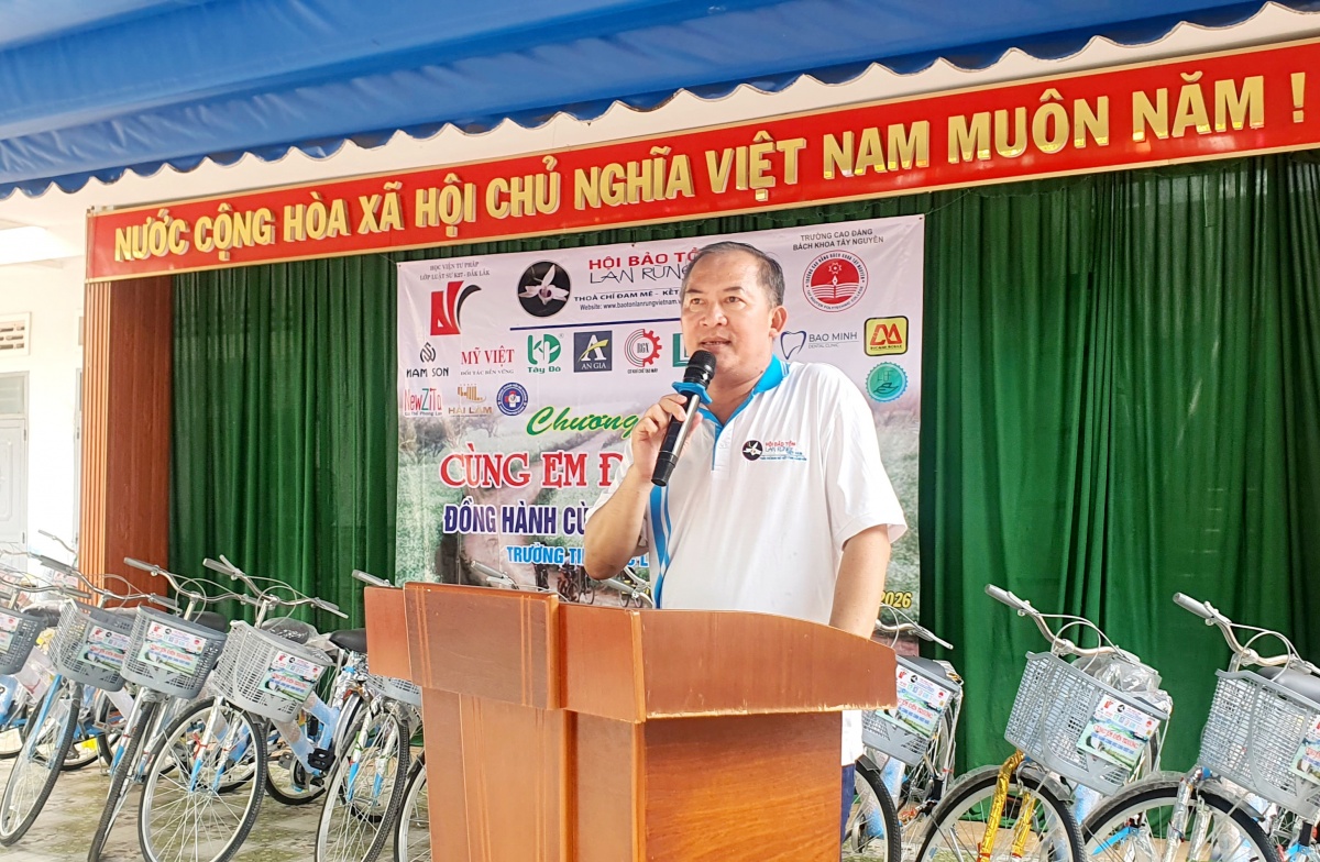Đắk Lắk - 66 học sinh vượt khó được nhận xe đạp và học bổng
