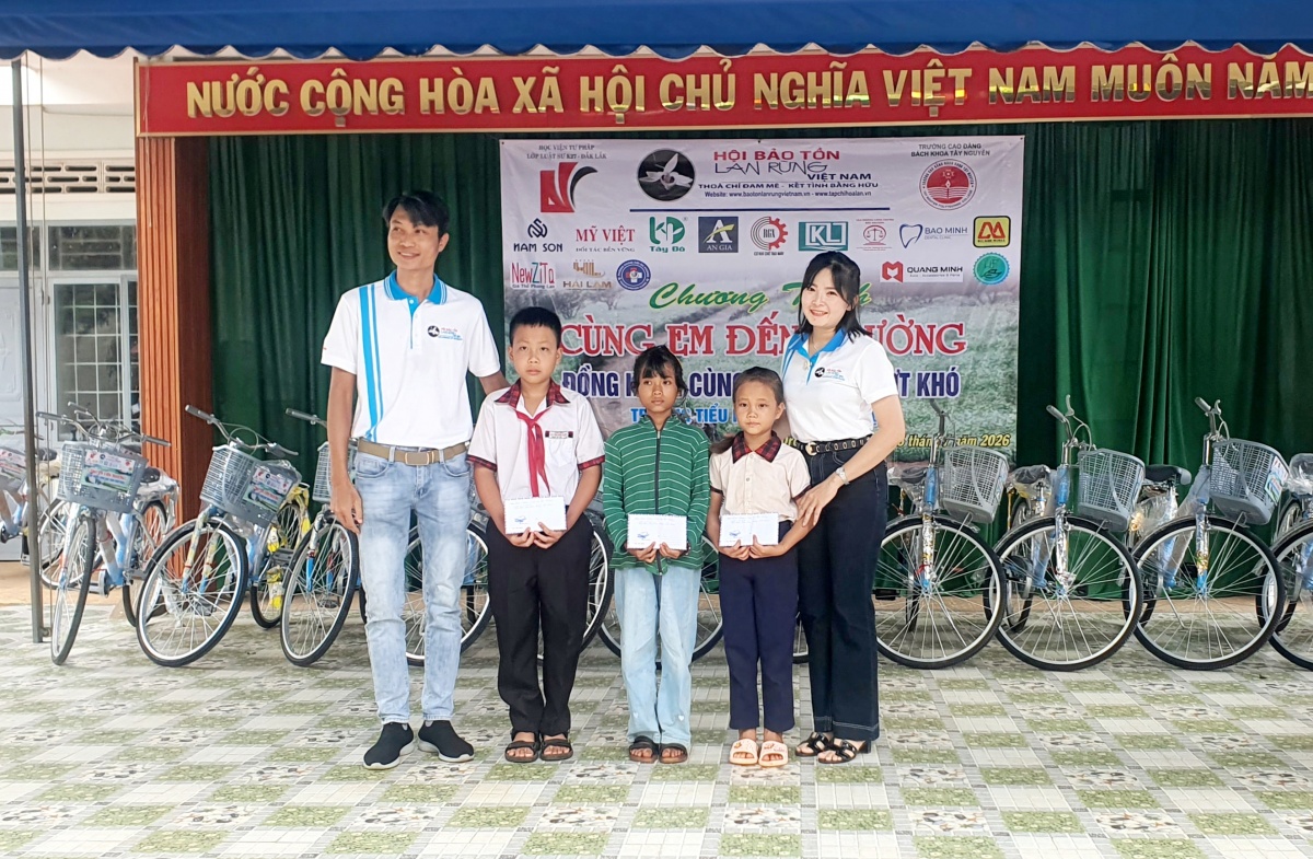 Đắk Lắk - 66 học sinh vượt khó được nhận xe đạp và học bổng