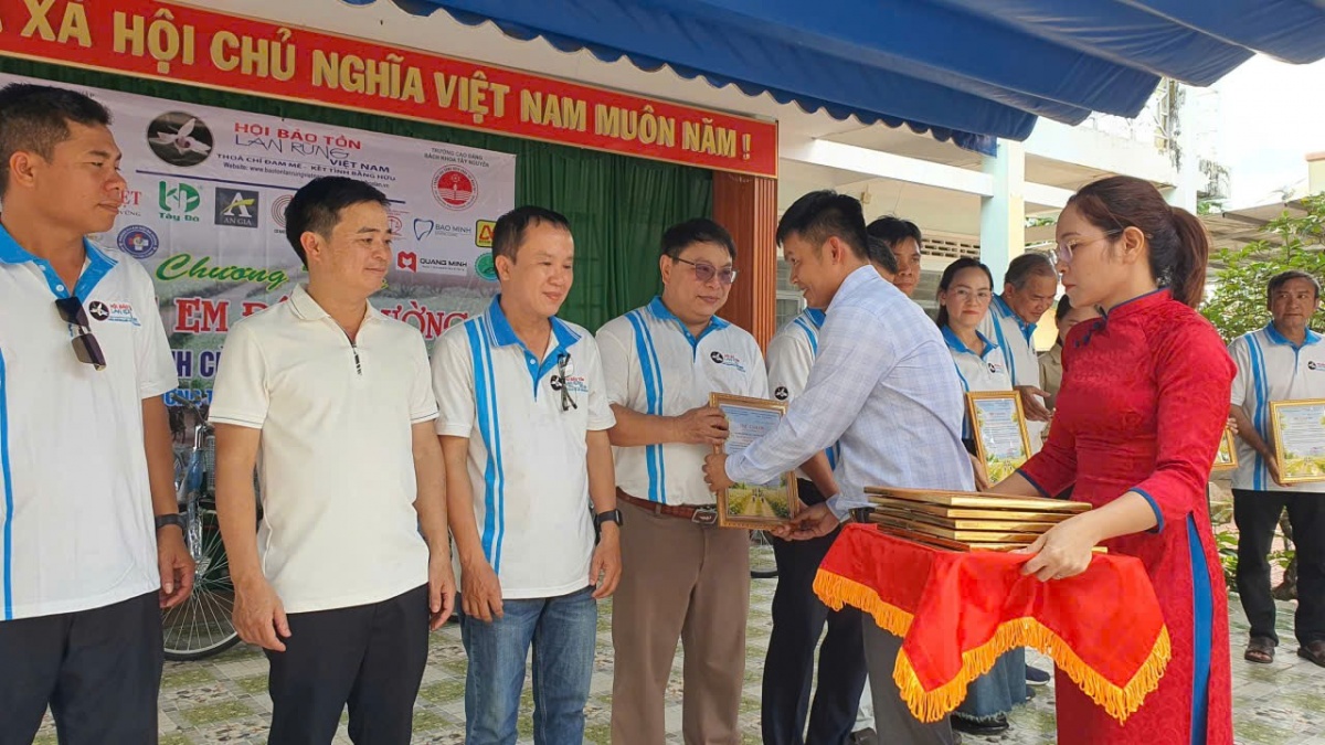 Đắk Lắk - 66 học sinh vượt khó được nhận xe đạp và học bổng