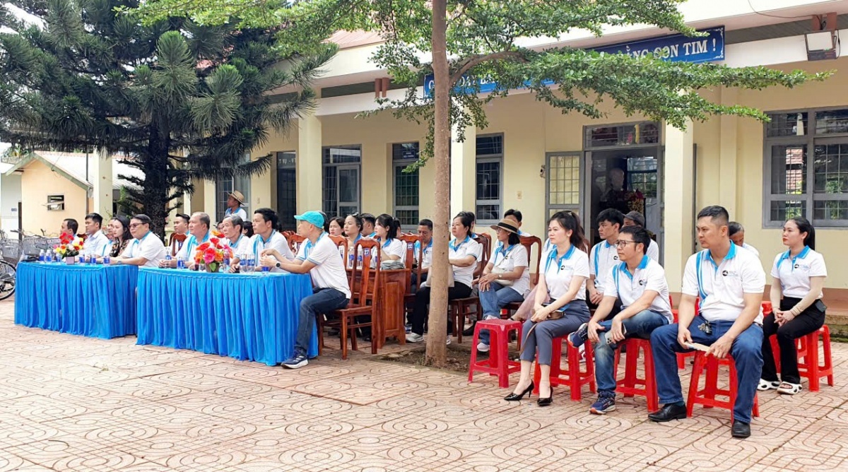 Đắk Lắk - 66 học sinh vượt khó được nhận xe đạp và học bổng