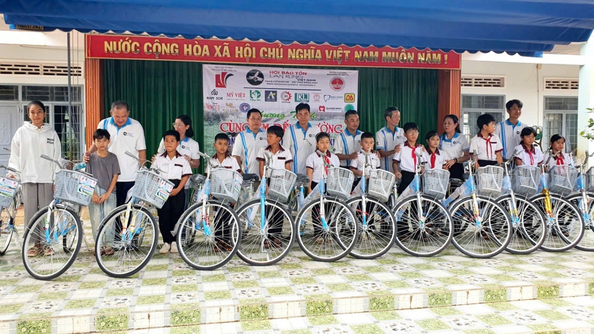 Đắk Lắk - 66 học sinh vượt khó được nhận xe đạp và học bổng