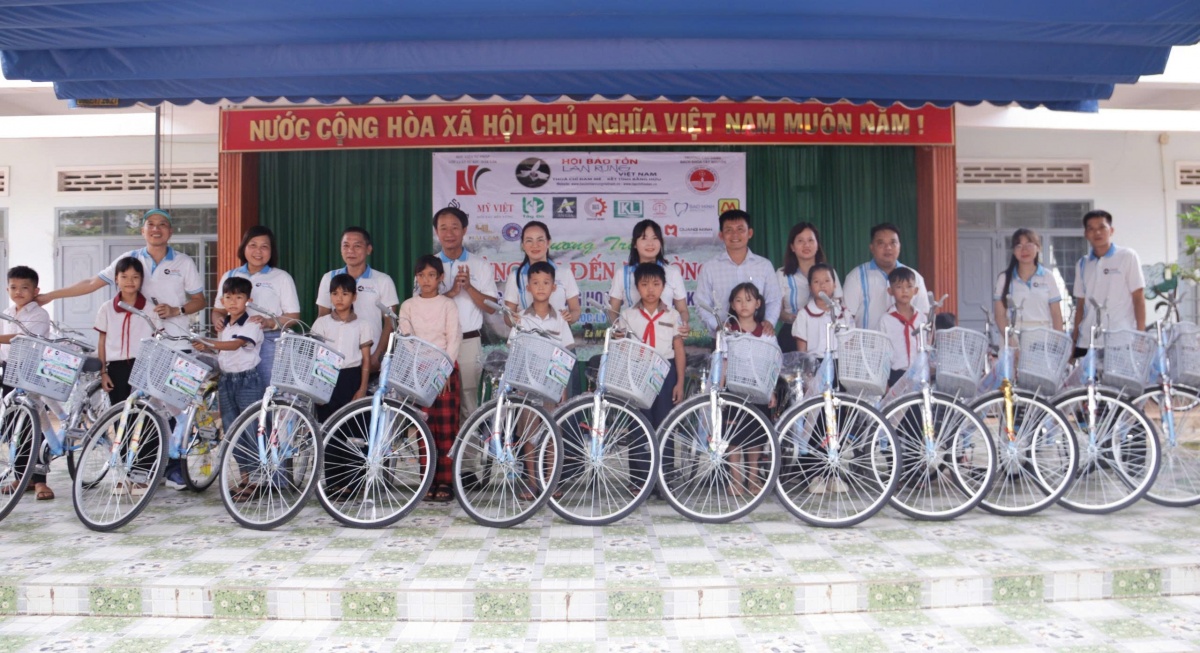 Đắk Lắk - 66 học sinh vượt khó được nhận xe đạp và học bổng