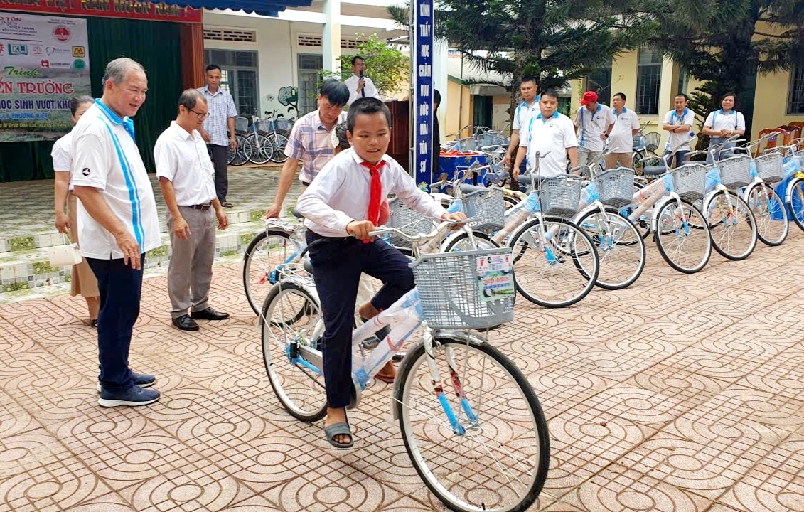 Đắk Lắk - 66 học sinh vượt khó được nhận xe đạp và học bổng
